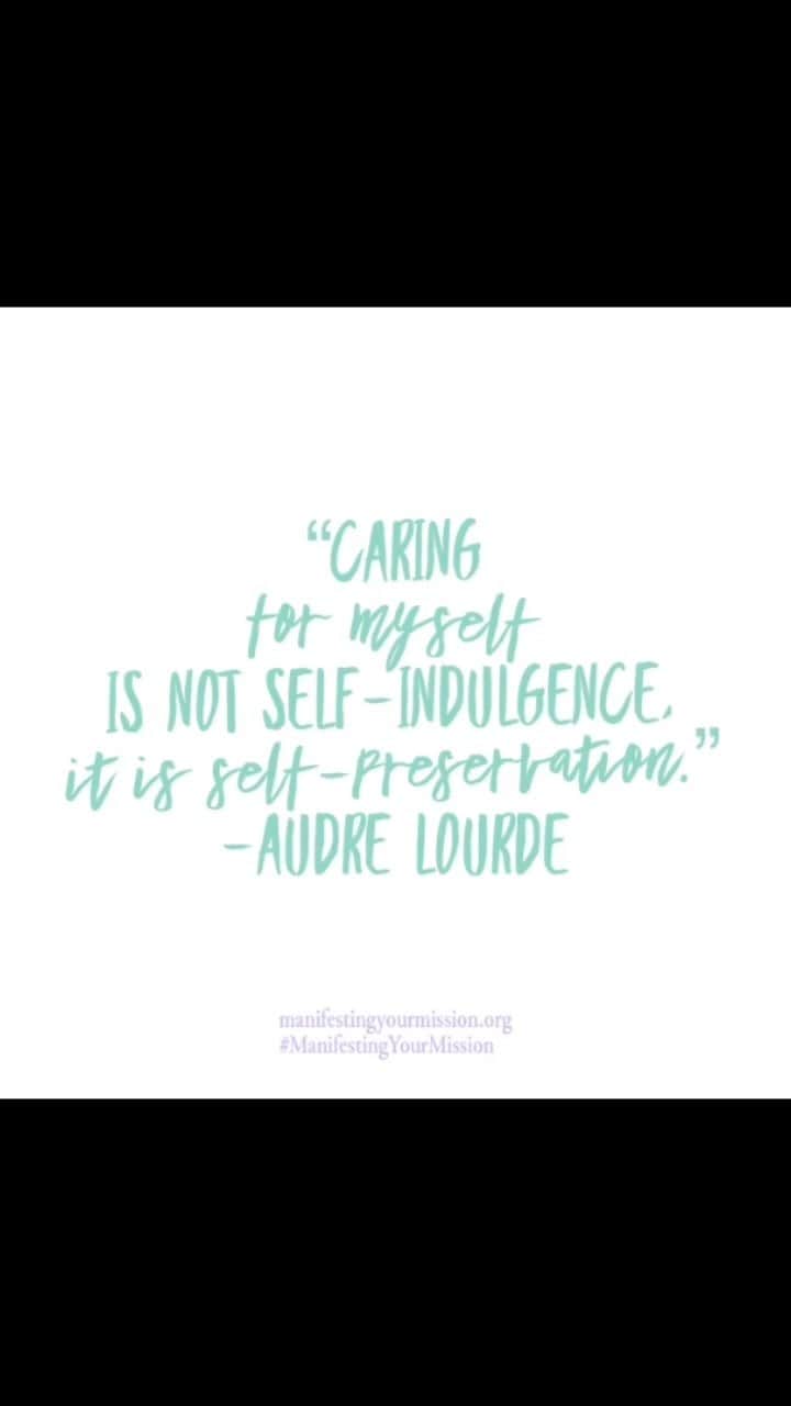 ブリアンナ・ブラウンのインスタグラム：「I 💗 this quote and here is why… ⠀⠀⠀⠀⠀⠀⠀⠀⠀ Growing up, I was subtly told that self-care was self-indulgent. That the better thing to do was to take care of others.  ⠀⠀⠀⠀⠀⠀⠀⠀⠀ Needless to say, that was definitely the wrong messaging. While I’m all about supporting others, it took years to learn to properly speak up, set healthy boundaries, and give to myself first. When life forced me to heal myself with severe health issues, I realized that this misguided approach I was taught is backwards. To love others, we must fully love and care for ourselves. Otherwise they get scraps. Or have to be the ones taking care of us because we can no longer take care of ourselves. And that is actually more selfish!  ⠀⠀⠀⠀⠀⠀⠀⠀⠀ We get to to take up space. We get to put our oxygen mask on first in all the ways. We get to be healthy and thrive and be happy. We get to deserve to be loved and deeply receive love and support in return.  ⠀⠀⠀⠀⠀⠀⠀⠀⠀ Want to know if you have trouble caring for yourself? Next time someone gives you a compliment, do you receive it or brush it off? Do you give more to your relationships than you receive? Do you give yourself the time and space to put yourself together in the morning to feel your best? At the end of the day, do you often find yourself depleted and resentful for all that you do?  ⠀⠀⠀⠀⠀⠀⠀⠀⠀ If so, then perhaps it’s time to readjust and prioritize you, your happiness, health, wealth, and most importantly, your time and energy.  ⠀⠀⠀⠀⠀⠀⠀⠀⠀ Something to brew on…」