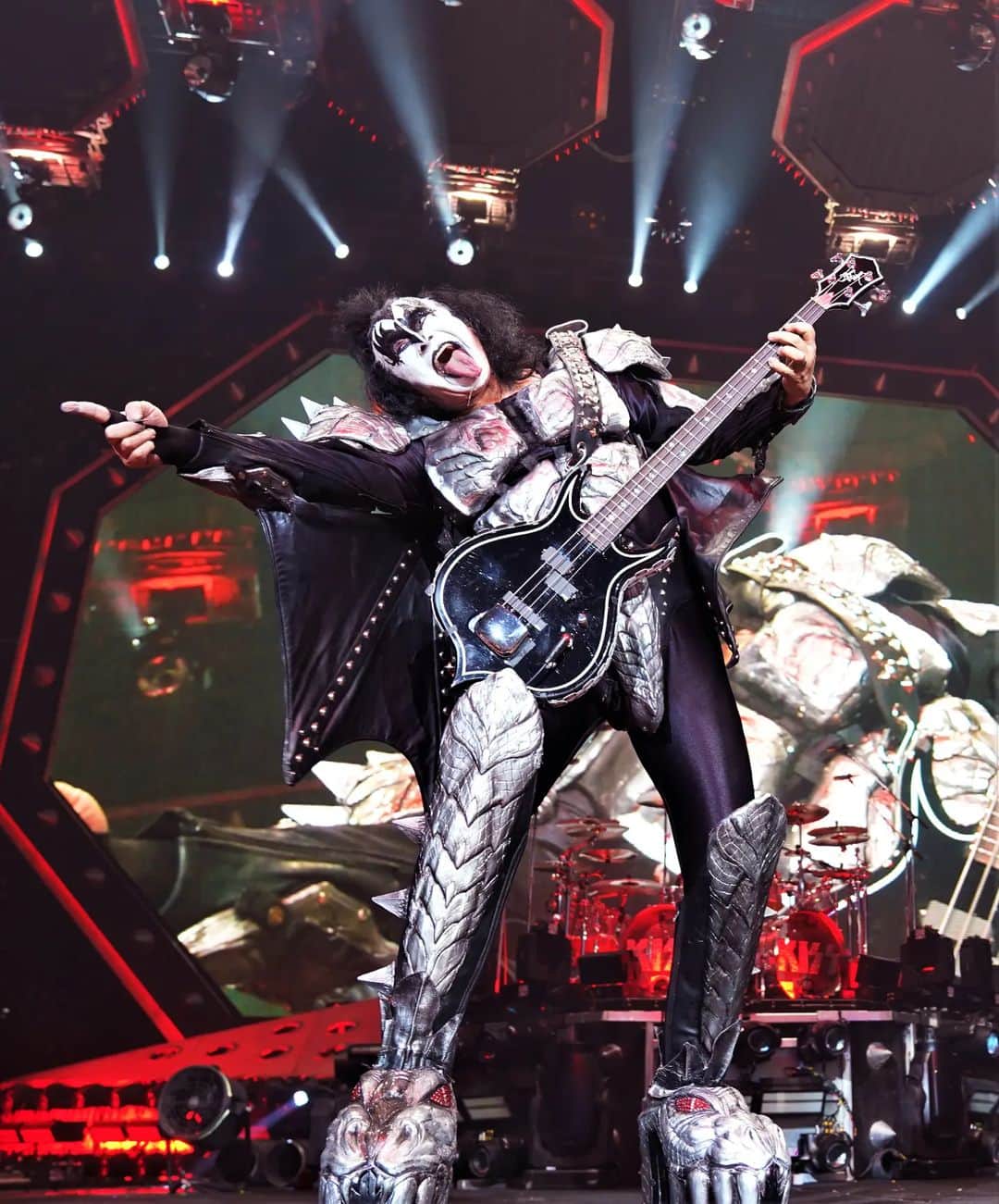 KISSのインスタグラム：「Note from Gene Simmons:   Hey everybody, thanks for the good wishes. I’m fine. Yesterday at Manaus Stadium in Brazil, experienced weakness because of dehydration. We stopped for about five minutes, I drank some water, and then all was well. Nothing serious. Next, Bogota Stadium. See you there! - Gene」