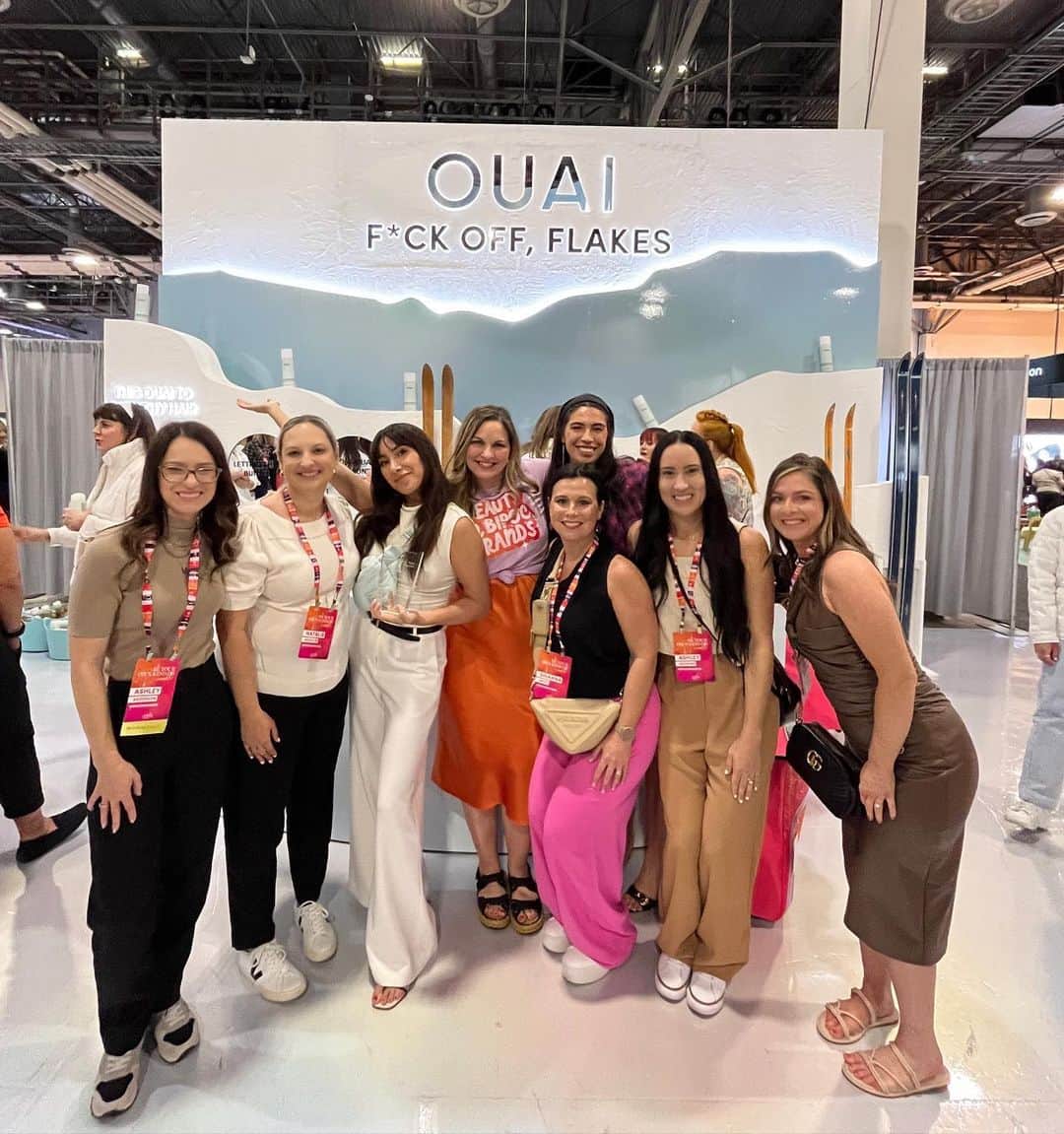 JEN ATKINさんのインスタグラム写真 - (JEN ATKINInstagram)「Got to see our @theouai booth at the @ultabeauty conference come to life! I’m so lucky to have the greatest team who work so hard on these moments (we won Brand of the Year!). I got to hug and meet all of the wonderful people who work at Ulta and are true fans of the brand. Feeling so lucky to be here RN. To the brand founders I spoke with today- and the future founders out there…if you believe you can or can’t…you’re right. Keep going. ⛷️☃️🧴」4月14日 8時51分 - jenatkinhair