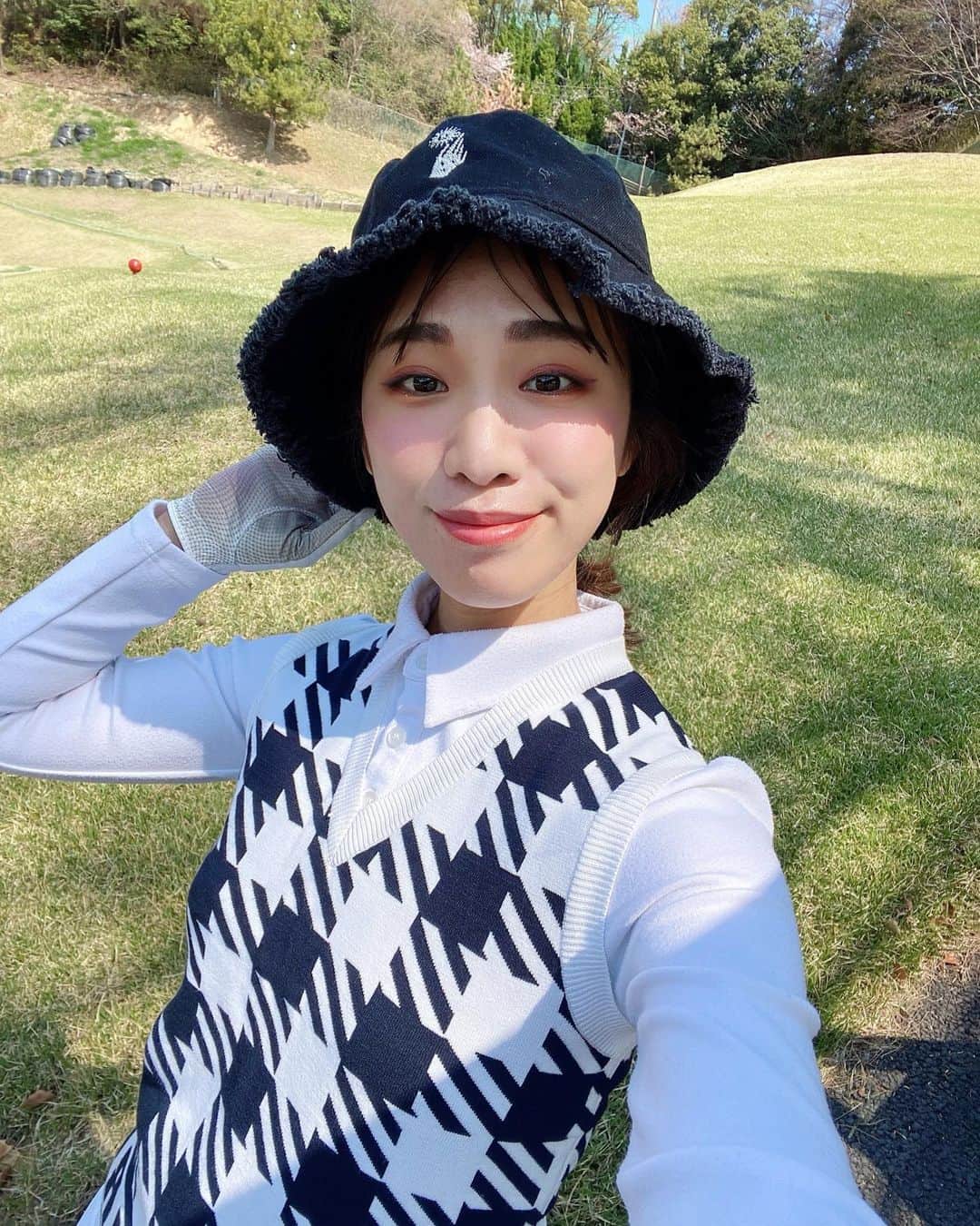 のインスタグラム：「Golf season💚🍀⛳️🌳 * シャツ・スカート・ベスト ▶︎ @raffiuro_japan  バケハ ▶︎ @aestas_terra  * * お父さんと⛳️ 動画は ドライバー→UT→UT🏌️‍♀️ ちなみにまだ100きれてません。笑 また練習頑張っていこう🥺✨ * * * #golf女子#golfswing#golfgirls#ゴルフ女子#ゴルフウェア#ゴルフコーデ#関西ゴルフ女子#関西ゴルフ#raffiuro#韓国ゴルフウェア#골프패션#골프여자」