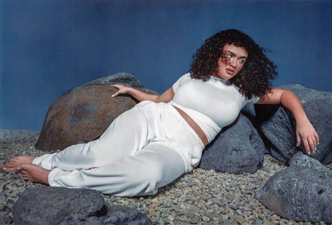 ダイアナ・ヴェラスのインスタグラム：「renaissance lady by @brentmckeever 🌪️🌪️🌪️」