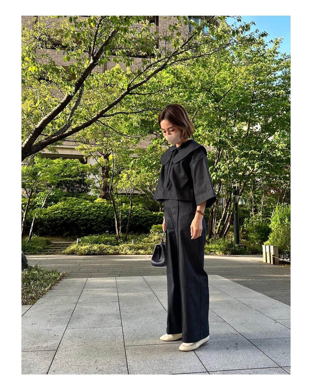 yori designerさんのインスタグラム写真 - (yori designerInstagram)「💙 デニムセットアップ。 トップスは今季のもので パンツは何年も前からずっと販売してるもの。 同じ素材なので、セットアップも🙆🏻‍♀️ デニム風の生地なので、色落ちの心配もありません🫶🏻 #デニム風ビッグカラーブラウス #マリンデニム風ワイドパンツ  #yori_japan」4月14日 9時00分 - yoko915