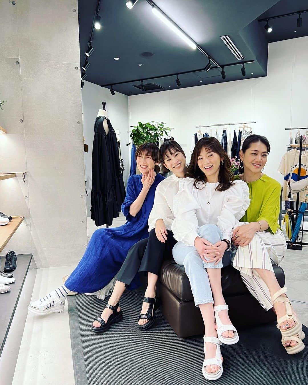 MIHOのインスタグラム：「#恵比寿ガーデンプレイスにあるセレクトショップ ⁡ @pdst.jp にて ⁡ フランスのスニーカーブランド　@noname.japan と @maenorichang  コラボの　#マエノリコンクリートサンダル　のお披露目会に行ってきました🏃‍♂️  ノリちゃんのお友達やハジメマシテのモデルさんや、オヒサシブリ！の皆様会えて嬉しかった☺︎ ⁡ 去年発売してから、その歩きやすさと、スタイルアップさにみんなトリコなこのサンダルなのです ⁡ @keiko_ashida ちゃんはこれ履いて7キロウォーキングしても疲れなかったということで、健康重視の私としてはマストアイテム ⁡ 黒のグリッター感のあるサンダルとリザード型押しの白、ベージュの3色 ⁡ そして、この2枚目の取り外しできるシューズビジューが秀逸すぎるんじゃーっ✨ ⁡ このシリーズのサンダルにも、スニーカーにもつけられちゃう優れものデス ⁡ 秋にタイ🇹🇭で友達のウエディングがあるのでドレス用にもう1足の予感👀 ⁡ 恵比寿ガーデンプレイスの　#パサージュドゥストックマン  @pdst.jp  オンラインでも発売開始っ☺︎  #noname #モデル #前田典子 #マエノリコラボサンダル #passagedustockman  #夏コーデサンダル #靴下はくと今から秋まで使えるサンダル #履きやすい #歩きやすい #スタイルアップ #健康」