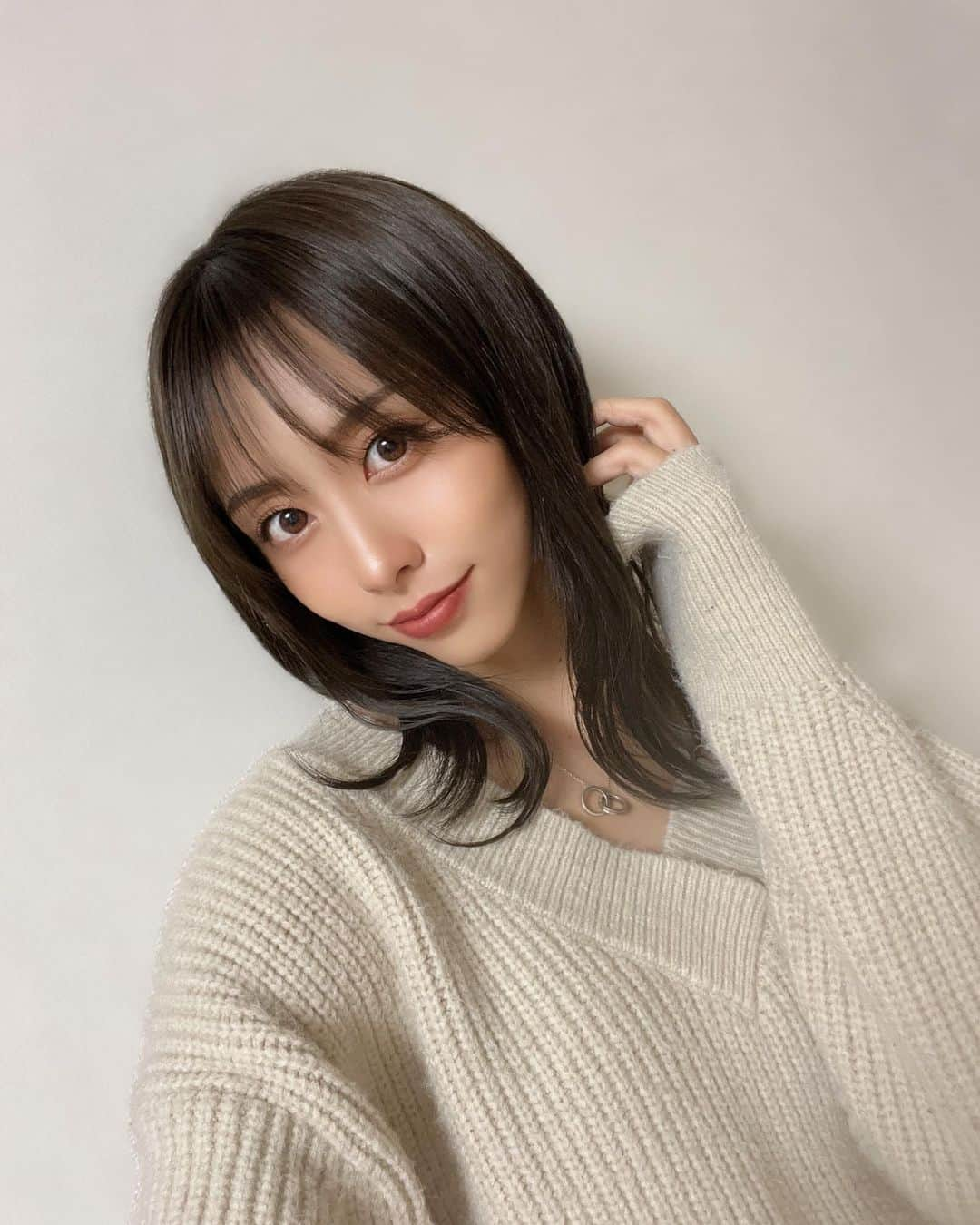 山川 二千翔のインスタグラム：「やっと美容室に行けました🖤 イメチェンもしてみた🦦どうかな？？ 個人的に最高です...♡笑  透明感ほしい！！でもブリーチしたくないっ！！ ってわがままを言っても叶えてくれた🥹 @keita5710 さんいつもありがとうございます🌼」