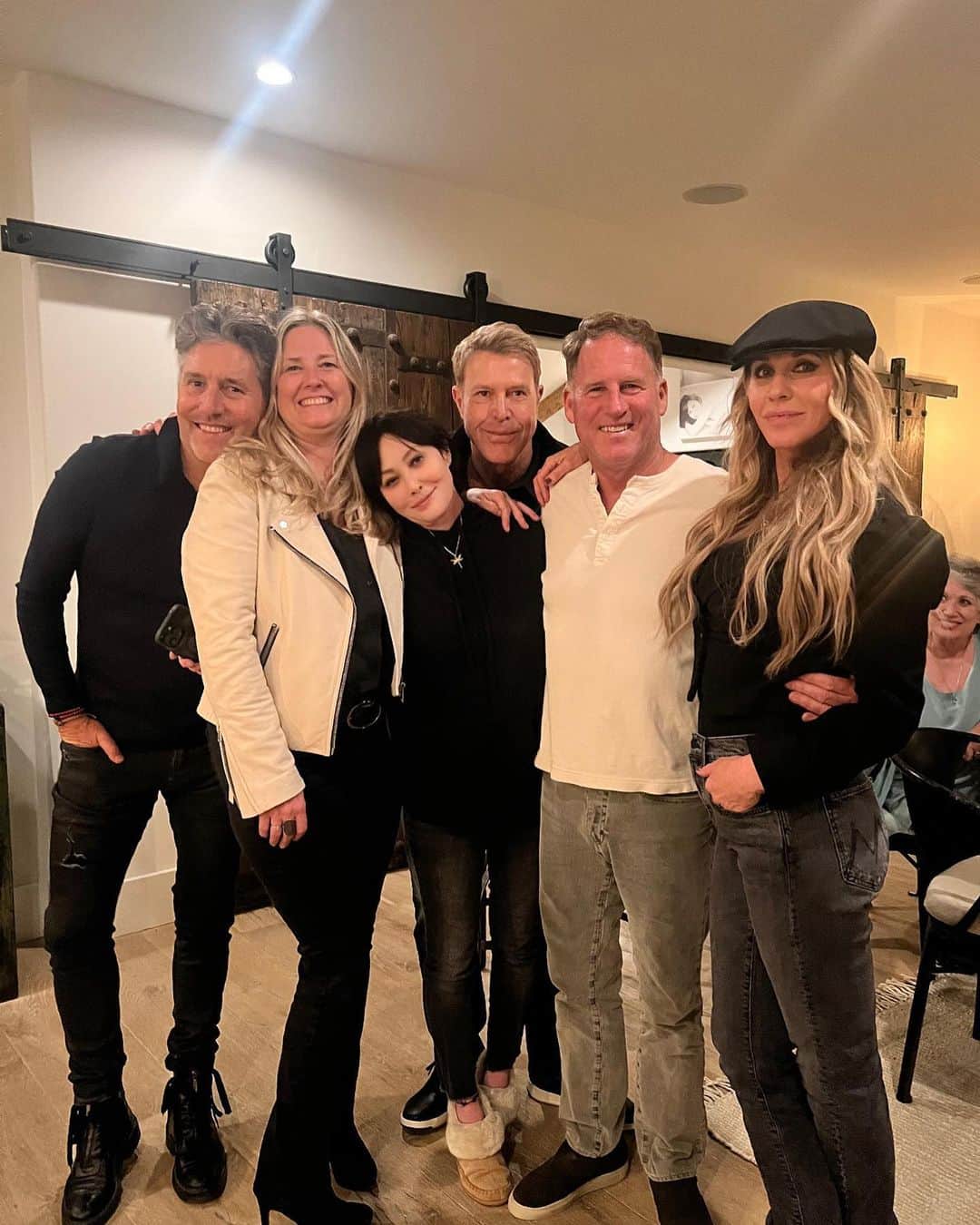 シャナン・ドハーティーのインスタグラム：「Just a few of the memories from last night. I love the people that are in my life so much.  Not pictured yet… my brother and his wife and Adam and Dana Kaller.」