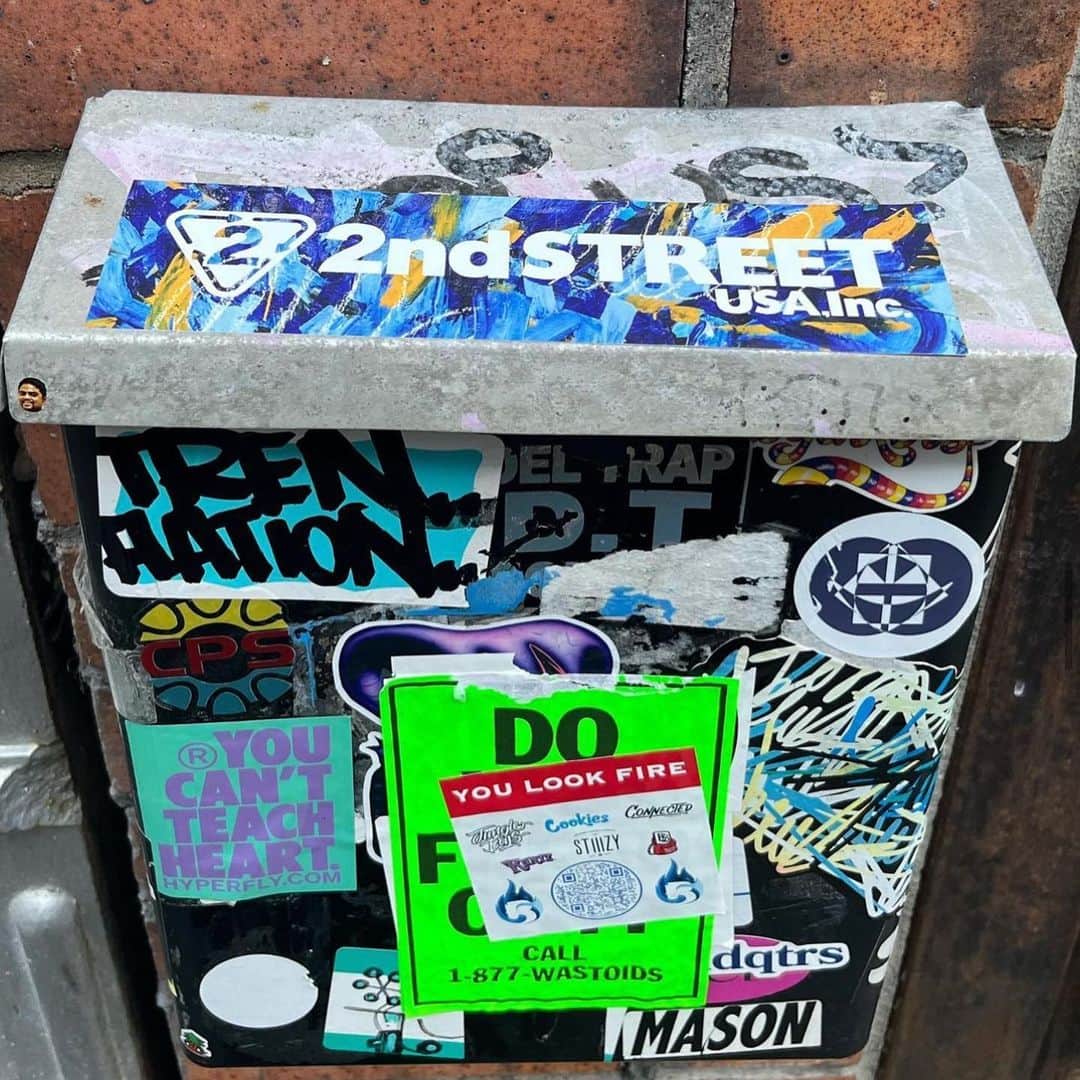 2nd STREET USAさんのインスタグラム写真 - (2nd STREET USAInstagram)「Head over to your nearest @2ndstreetusa location to grab a sticker designed by NYC abstract artist @amaniheywood 🎨🤝🔥」4月14日 9時24分 - 2ndstreetusa