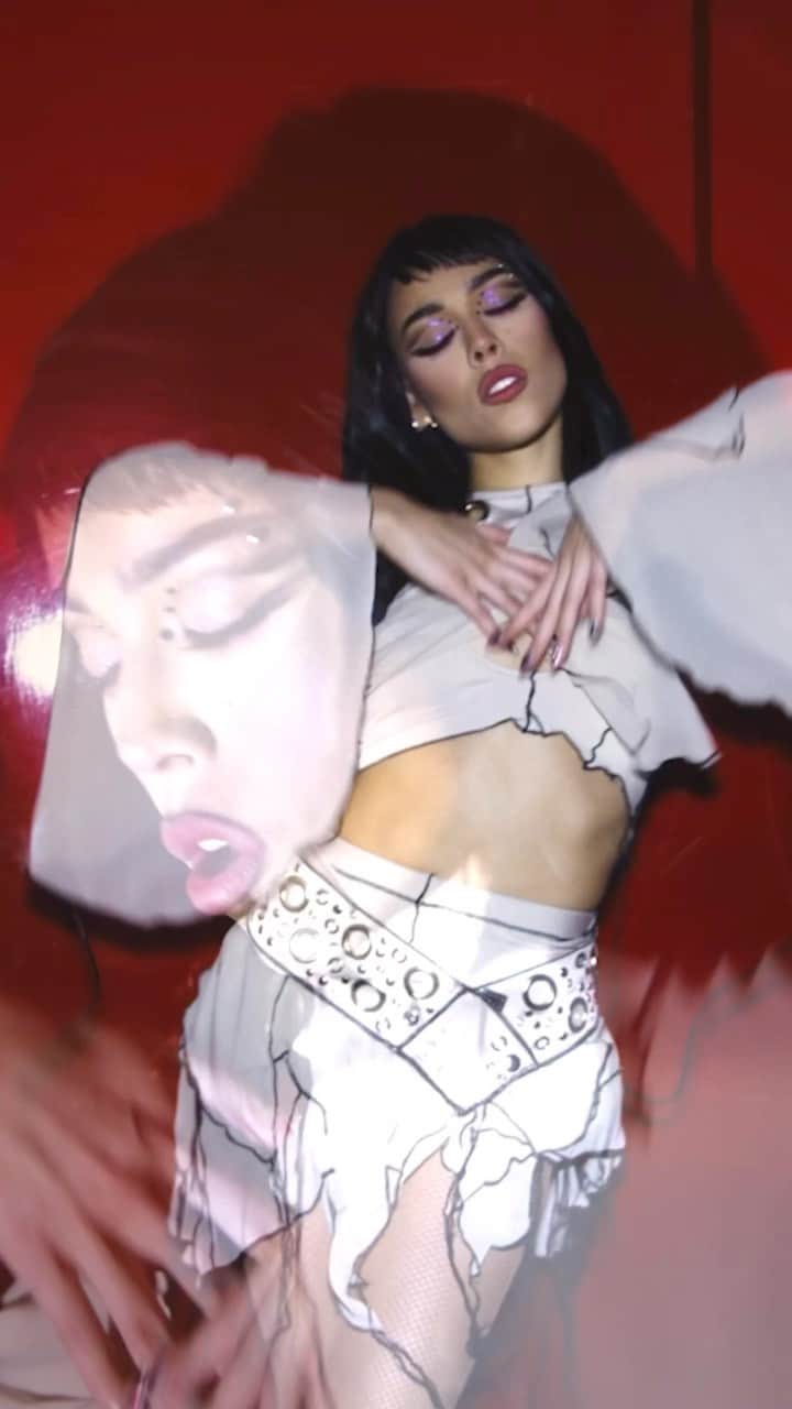 Danna Paolaのインスタグラム：「OUT NOOOOOOOW!!!! #1trago 🧃🧃🧃Está canción es de ustedes, empezó como un experimento y la hicieron suya desde que empezó el #XT4S1STOUR y se ha transformado demasiado, me hace muy feliz! Gracias x amarla tanto desde el día 1 y espero que lxs empodere a botar esas relaciones tóxicas en su vida! SAAAAALUD!🧃🧃🧃🧃🖤🖤🖤」