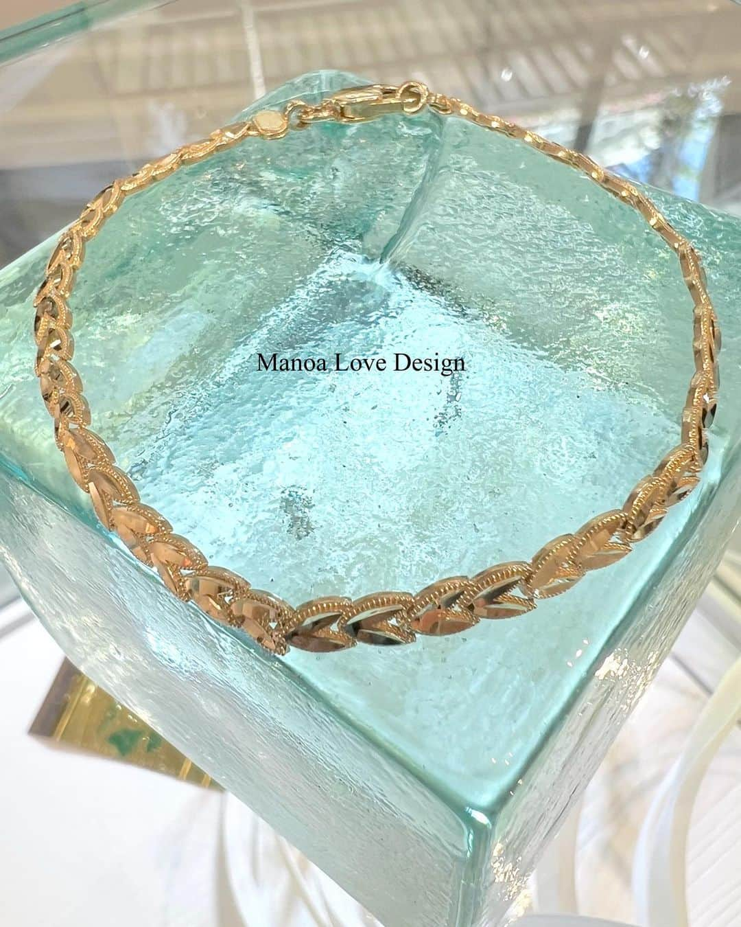 Manoa Love Design Hawaiiさんのインスタグラム写真 - (Manoa Love Design HawaiiInstagram)「Maile leaf Hawaiian bracelet✨  #manoalovedesign #waikiki#waikikibeach #mailelei #hawaiianbracelet #madeinhawaii #808life #808living #hawaiivacation #manoa#マノアラブデザイン #マイレリーフ #マイレ #ハワイ在住#ハワイ好き#ハワイアンジュエリー#ハワイアンブレスレット #マノア#ワイキキビーチ」4月14日 9時50分 - manoa_love_design