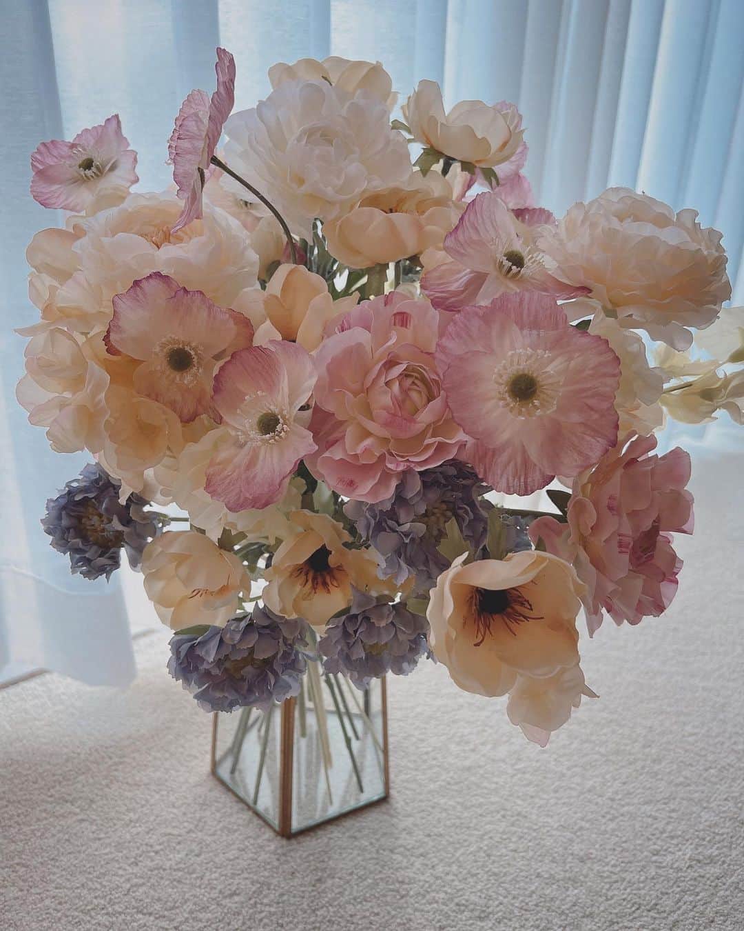 畑野ひろ子のインスタグラム：「春のアーティフィシャルブーケ💐 花材は、@magiq.jp にて。。。」