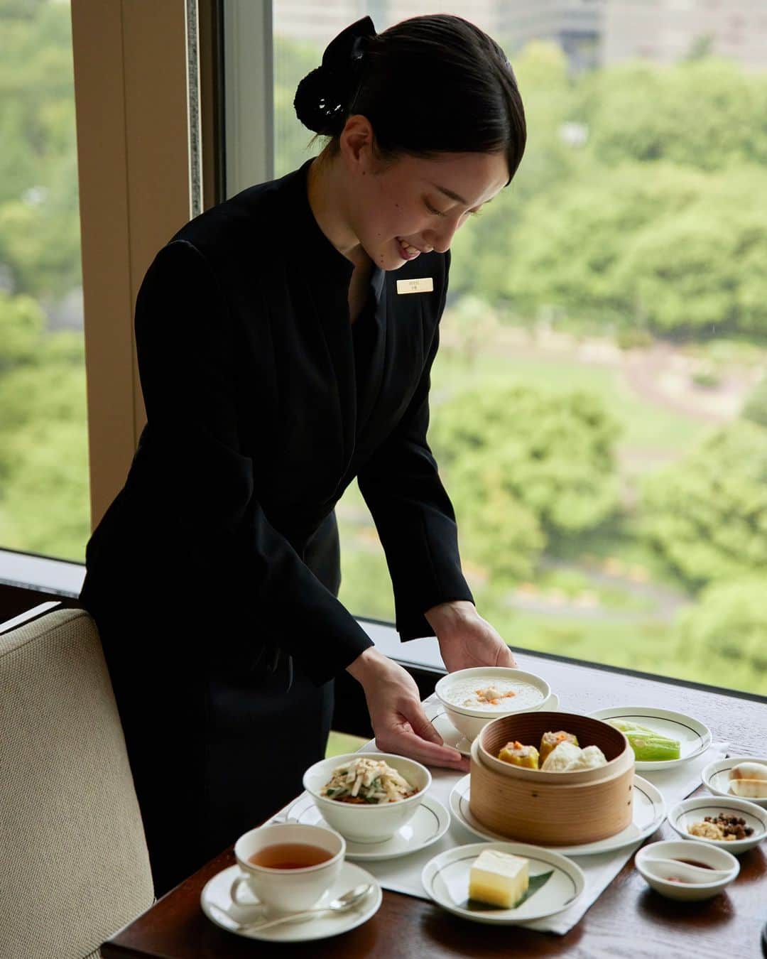 The Peninsula Tokyo/ザ・ペニンシュラ東京さんのインスタグラム写真 - (The Peninsula Tokyo/ザ・ペニンシュラ東京Instagram)「おはようございます！緑が美しい朝、お部屋で本格的な香港の味わいをお楽しみただける中国粥と点心の朝食をご用意いたしました。皆さま、素敵な金曜日をお過ごしください♪  A Chinese breakfast is served. An authentic Cantonese taste awaits without leaving your room.🥢」4月14日 9時47分 - thepeninsulatokyo