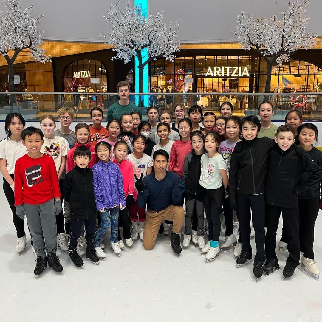 ジェレミー・テンさんのインスタグラム写真 - (ジェレミー・テンInstagram)「Had the most amazing 2 weeks in Edmonton working with such promising talent at the Ice Palace FSC @ipfsc. Thank you @rwalia7 for inviting me back and to all the coaches and skaters for making me feel so welcomed.  It was so fun meeting so many new faces but also so surreal seeing kids from my last visit back in 2019 all grown up! Can’t wait to see how everyone progresses in the coming season! 👏⛸  #Edmonton #IcePalaceFSC #FigureSkating #ThankYou #GuestCoach」3月31日 2時27分 - jeremyjten