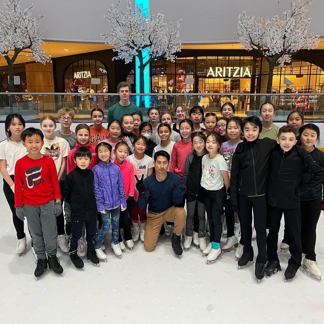 ジェレミー・テンのインスタグラム：「Had the most amazing 2 weeks in Edmonton working with such promising talent at the Ice Palace FSC @ipfsc. Thank you @rwalia7 for inviting me back and to all the coaches and skaters for making me feel so welcomed.  It was so fun meeting so many new faces but also so surreal seeing kids from my last visit back in 2019 all grown up! Can’t wait to see how everyone progresses in the coming season! 👏⛸  #Edmonton #IcePalaceFSC #FigureSkating #ThankYou #GuestCoach」
