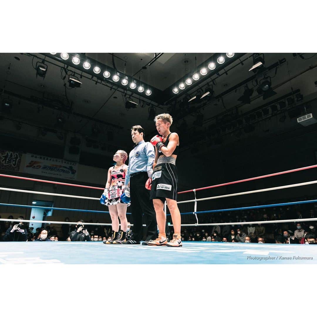 のインスタグラム：「日本王座決定戦は、ドローという悔しい結果でした。 前田宝樹選手に、最大のリスペクトと心から感謝を伝えたいです！ 本当にありがとうございました。  伊藤トレーナーをはじめ、 セコンドや仲間、サポートして下さった皆さん、最強なケアチーム、カメラマンそして…応援して下さった皆さん含めこのチームで闘えた事を心から誇りに思います。 結果は、本当に本当に悔しいですが……これが今の現実です。  会場でのたくさんの応援、 SNSでたくさんの応援メッセージ、 会場以外でもたくさんの応援、 本当に本当にありがとうございました‼️‼️ すごく力になりました👊 応援の力の凄さを改めて感じました。  今を大切に、 前にしか未来はないので、 顔あげて、 泥臭く泥臭く…弱い自分と夢に挑戦していきます‼️ . ジムの仲間、先輩、後輩達が試合決まってからも 試合当日も全力でサポートしてくれて本当に感謝の気持ちでいっぱいです。 改めて、たくさんの人に思いやサポートに支えられてリングに上がれている事に本当に感謝です‼️ . 皆さんの応援のおかげでこのリングでの闘い、 リングに上がるまでの日々の闘いを闘い抜けました。 本当にありがとうございます。 心から感謝を贈ります！  佐山万里菜  #写真#海好き #アスリート#筋肉 #腹筋 #トレーニング #感謝 #ライフスタイル#いいね #ボクシング #instagood #サッカー #story #ボクシング女子 #言霊 #workout #girlsoccer #夢 #boxing #soccer #champion #training #good  #試合 #スポンサー募集　#champion #日本タイトルマッチ #グッズ　#常盤木 #減量 #カメラマン」