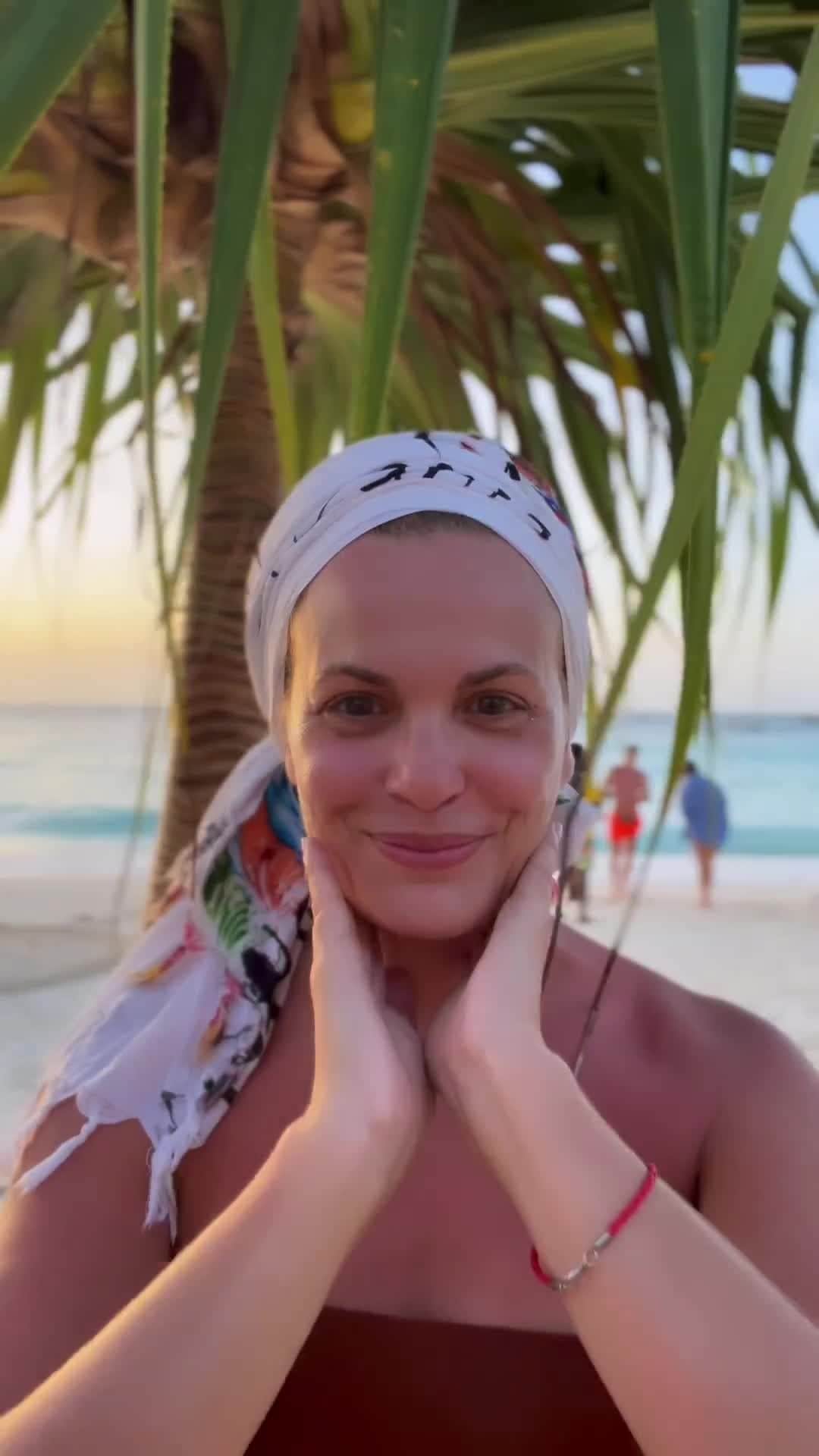 La Roche-Posayのインスタグラム：「Are you preparing for your upcoming holiday? Don't forget to pack your essential anti-ageing product! For @Nevenarendeli, no trip is complete without the Hyalu B5 serum.   When we travel, our skin can become dehydrated due to exposure to sun, wind, and dry air on planes, leading to premature ageing. So, be sure to include the Hyalu B5 serum in your holiday skincare routine.   Hyalu B5 serum is: ✨ Enriched with hyaluronic acid and vitamin B5. 💧 Helps restore moisture and plumpness to the skin. 👀 Reduces the appearance of fine lines and wrinkles.   For added protection, pair it with Anthelios Age Correct sunscreen to shield against sun damage.  Who’s long overdue for a holiday? Raise your hand! 🙋‍♀️   All languages spoken here! Feel free to talk to us at anytime. #larocheposay #hyalub5 #Anthelios #antiageing #sensitiveskin Global official page from La Roche-Posay, France.」