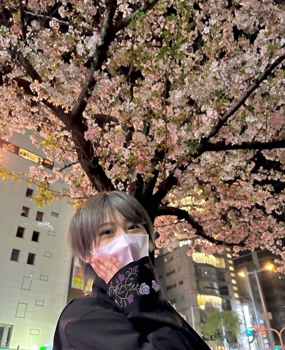 久代梨奈さんのインスタグラム写真 - (久代梨奈Instagram)「🌸 桜とわたし　inOSAKA💜 友人曰くこの写真は神らしい🤣  #桜 #夜桜 #大阪 #どう？」3月31日 1時01分 - rina.kushiro_official