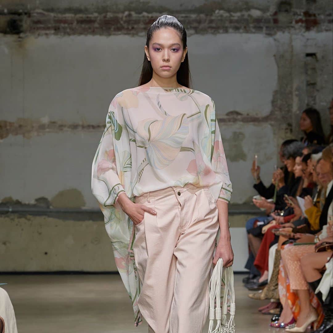 のインスタグラム：「Une approche décontractée des imprimés emblématiques de LEONARD. Le pantalon carotte en denim rose pâle contraste avec la fluidité d'un poncho en mousseline de soie imprimé JOSEPHINE. ** A casual approach to LEONARD's iconic prints. The carrot shaped pale pink denim pants contrast with the fluidity of a JOSEPHINE print silk mousseline poncho.  #LEONARD #LEONARDPARIS #LeonardSS23 #SS23 #SpringSummer23 #LeonardFashionShow」