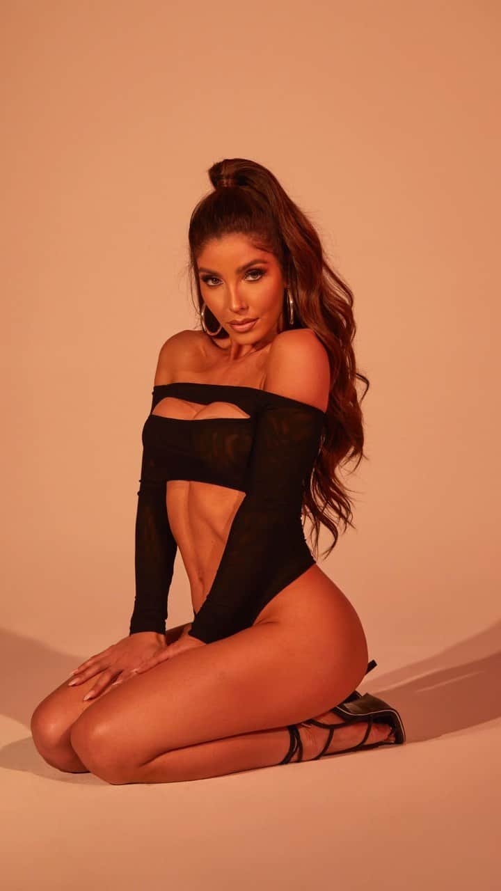 メリッサ・モリナロのインスタグラム：「My Technique. Body Built By Me.  This didn't happen over night. It's been Yearssss of training. Growing up as a dancer traning almost every single day. Started my gym journey as a teenager. Continued throughout my 20's, 30's and now 40! Consistency and dedication is what got me here. I worked for this and continue to every single day. You can too! It's never too late to start. Every day is a new day. Showing up for yourself is half the battle. Regardless, of what life throws your way, never stop believing in who you are and lose yourself. Stop making the excuses. It's time to MAKE MOVES! @movebymelissa」