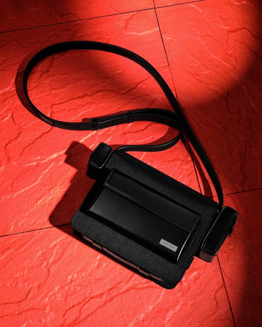 サルヴァトーレ・フェラガモのインスタグラム：「CROSSBODY BAG IN BLACK LEATHER AND CANVAS SATIN SLIDES AND LEATHER SANDALS. #FERRAGAMOSS23 #FERRAGAMOANEWDAWN」