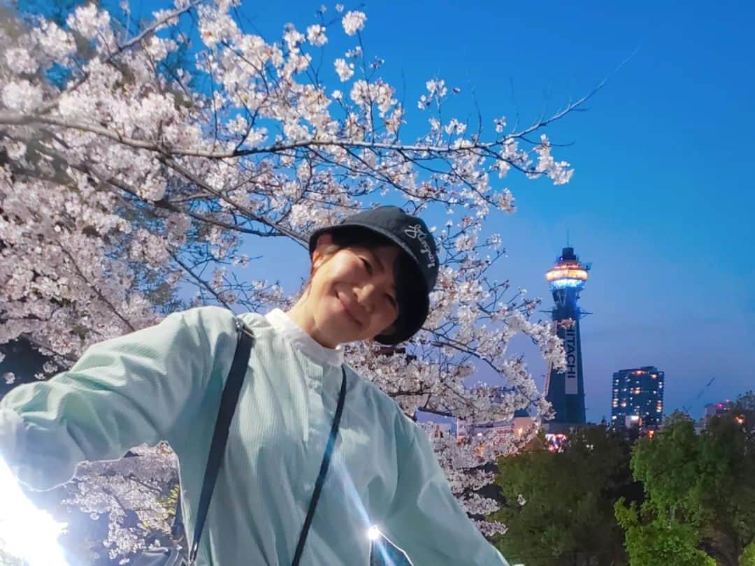 服部ひで子のインスタグラム：「🌸✨🗼夜桜ひで子と通天閣🗼✨🌸  #夜桜 #通天閣」