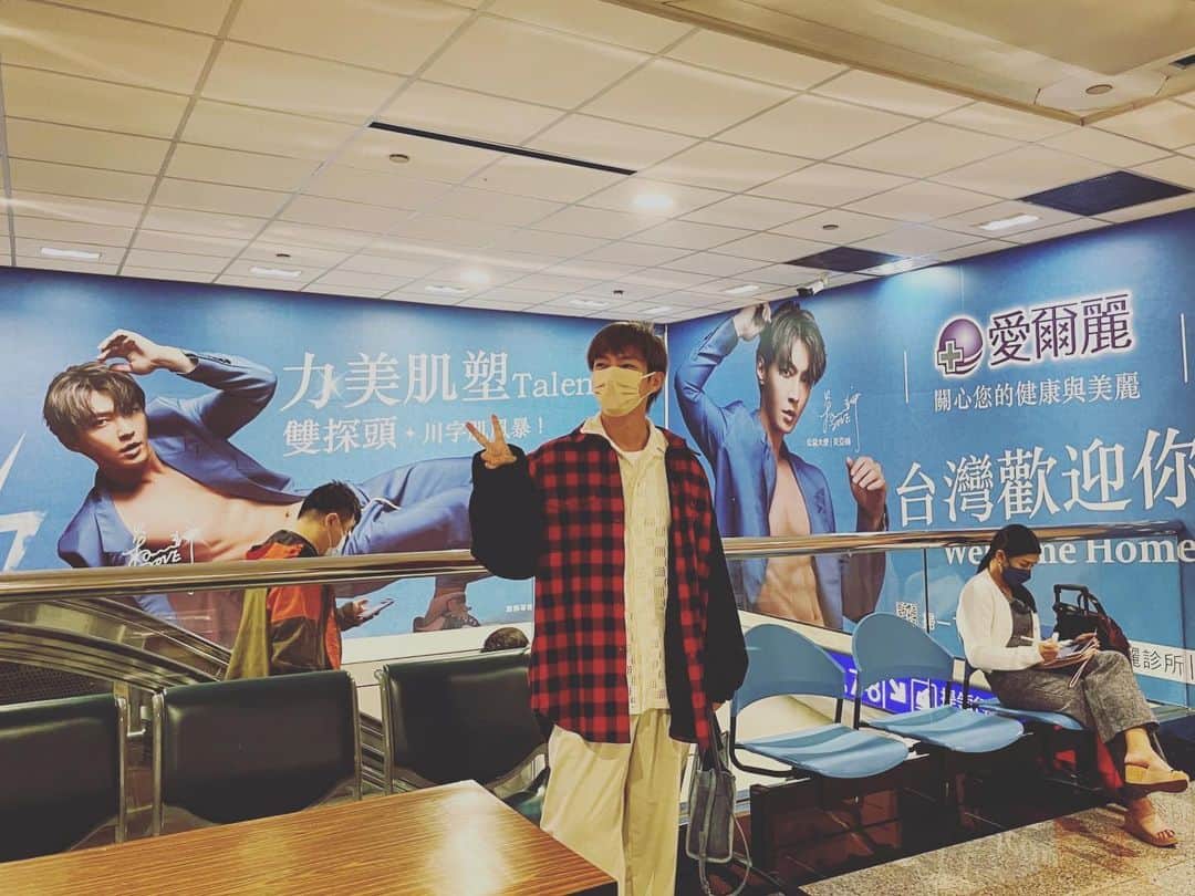 AARONのインスタグラム：「#愛爾麗  #炎亞綸 自己跟自己拍照 😂😂😂😂😂」