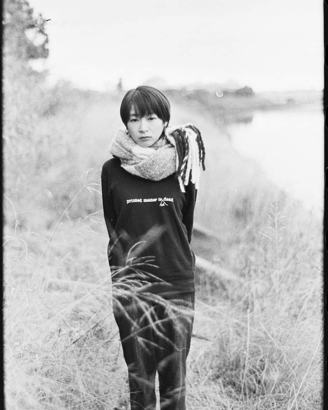石川瑠華さんのインスタグラム写真 - (石川瑠華Instagram)「ただ、わたしはここに、 まるで生命のない置き物のように写真を置くことしかできない。  それはいつか誰かが手に取るか、 消え失せてしまうか。  永遠なんてない。  📷 @yamamotonaotophoto   好きな季節が始まったときの写真。」3月31日 1時14分 - ___rukaishikawa