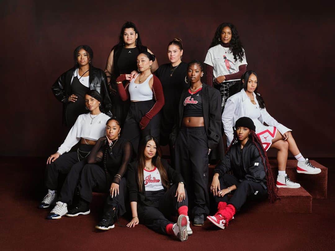 Jordanのインスタグラム：「Meet the North America Women’s Collective class of ’23.  These 11 culture shifters, community builders, and creatives across LA, Chicago and NYC will dedicate themselves to fuel the momentum women have been driving in basketball and sneaker culture by bringing their unique backgrounds, ideas, and perspectives to the table.  Learn more about the Women’s Collective by clicking the link in our bio.」