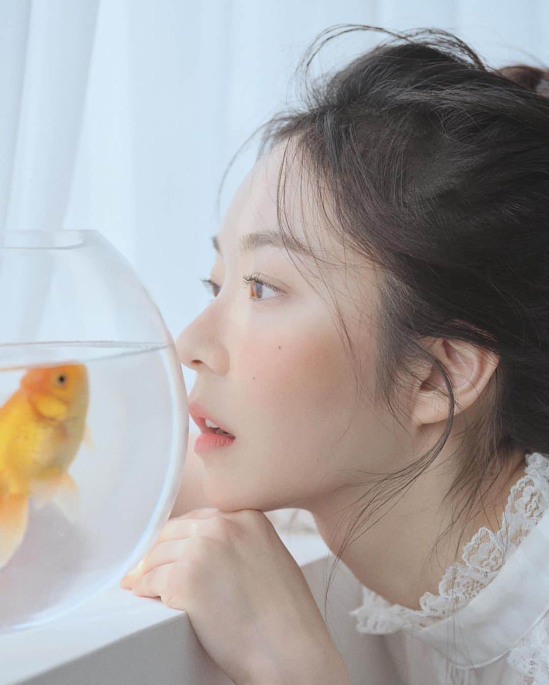 Portrait|Life|Fashion|Faceさんのインスタグラム写真 - (Portrait|Life|Fashion|FaceInstagram)「Did you like this friendship? 👩🏻‍🦳 💛 🐠  Featured artist: @calm__lake   Model @yseul_e   Congratulations!  Follow @portraimood #portraitmood for daily portrait inspiration.」3月31日 1時19分 - portraitmood