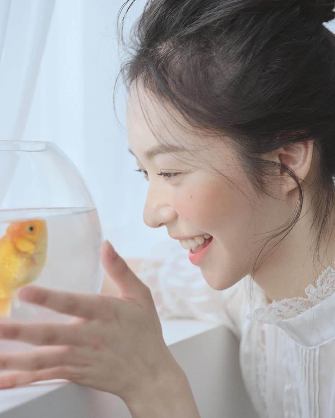 Portrait|Life|Fashion|Faceさんのインスタグラム写真 - (Portrait|Life|Fashion|FaceInstagram)「Did you like this friendship? 👩🏻‍🦳 💛 🐠  Featured artist: @calm__lake   Model @yseul_e   Congratulations!  Follow @portraimood #portraitmood for daily portrait inspiration.」3月31日 1時19分 - portraitmood