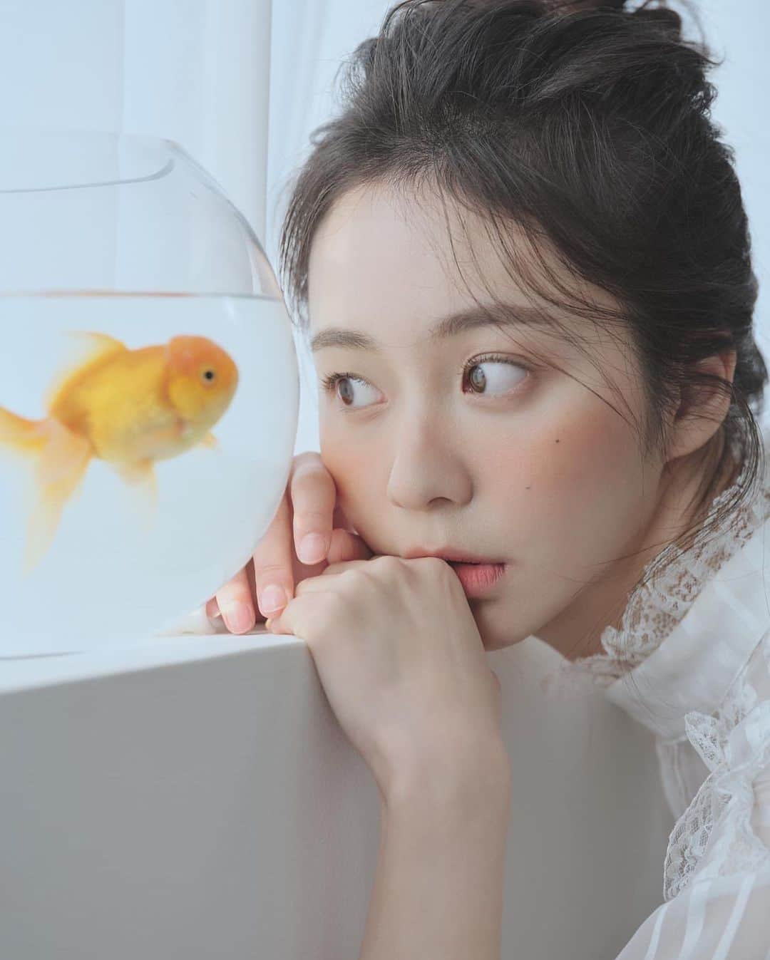 Portrait|Life|Fashion|Faceさんのインスタグラム写真 - (Portrait|Life|Fashion|FaceInstagram)「Did you like this friendship? 👩🏻‍🦳 💛 🐠  Featured artist: @calm__lake   Model @yseul_e   Congratulations!  Follow @portraimood #portraitmood for daily portrait inspiration.」3月31日 1時19分 - portraitmood