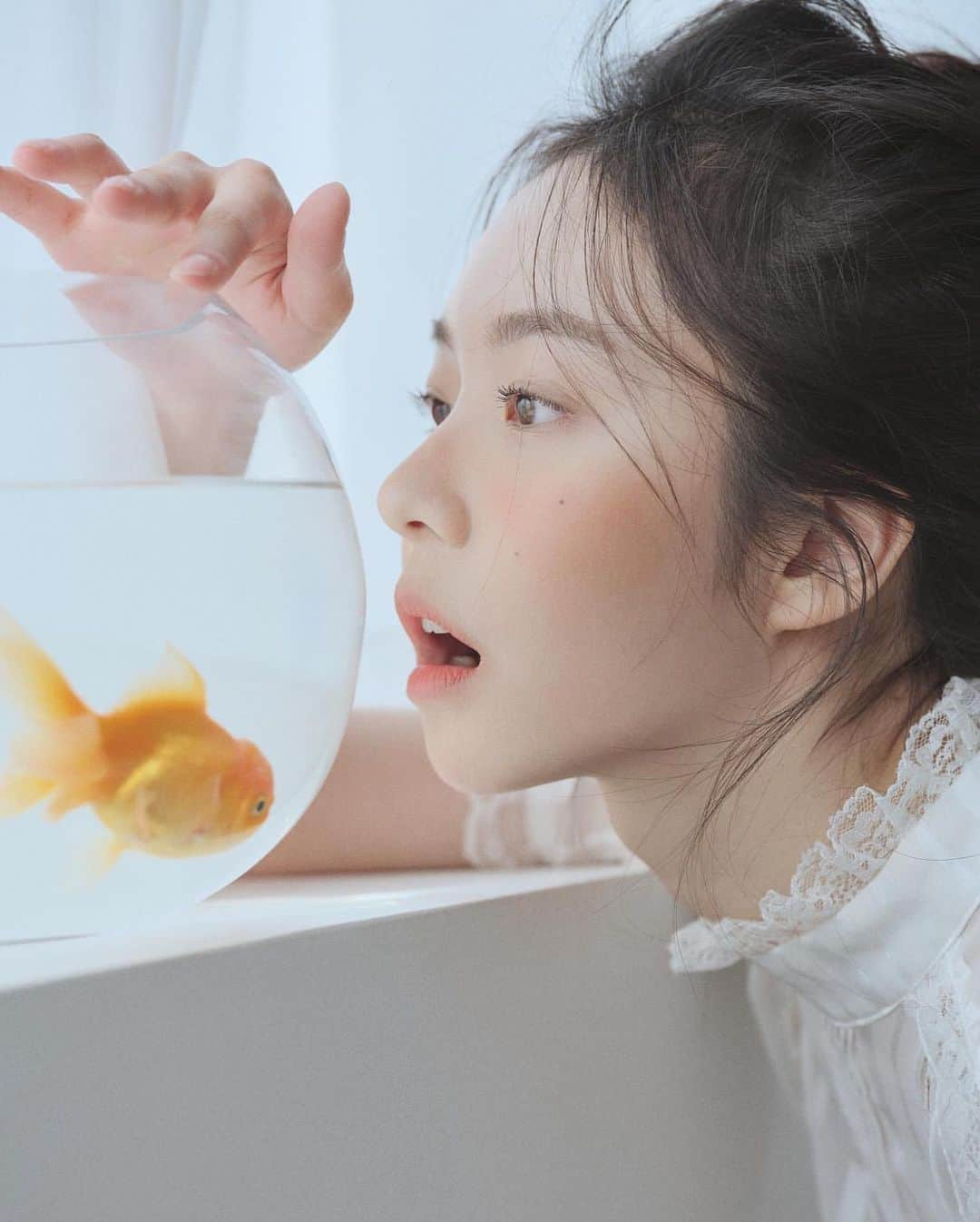 Portrait|Life|Fashion|Faceさんのインスタグラム写真 - (Portrait|Life|Fashion|FaceInstagram)「Did you like this friendship? 👩🏻‍🦳 💛 🐠  Featured artist: @calm__lake   Model @yseul_e   Congratulations!  Follow @portraimood #portraitmood for daily portrait inspiration.」3月31日 1時19分 - portraitmood