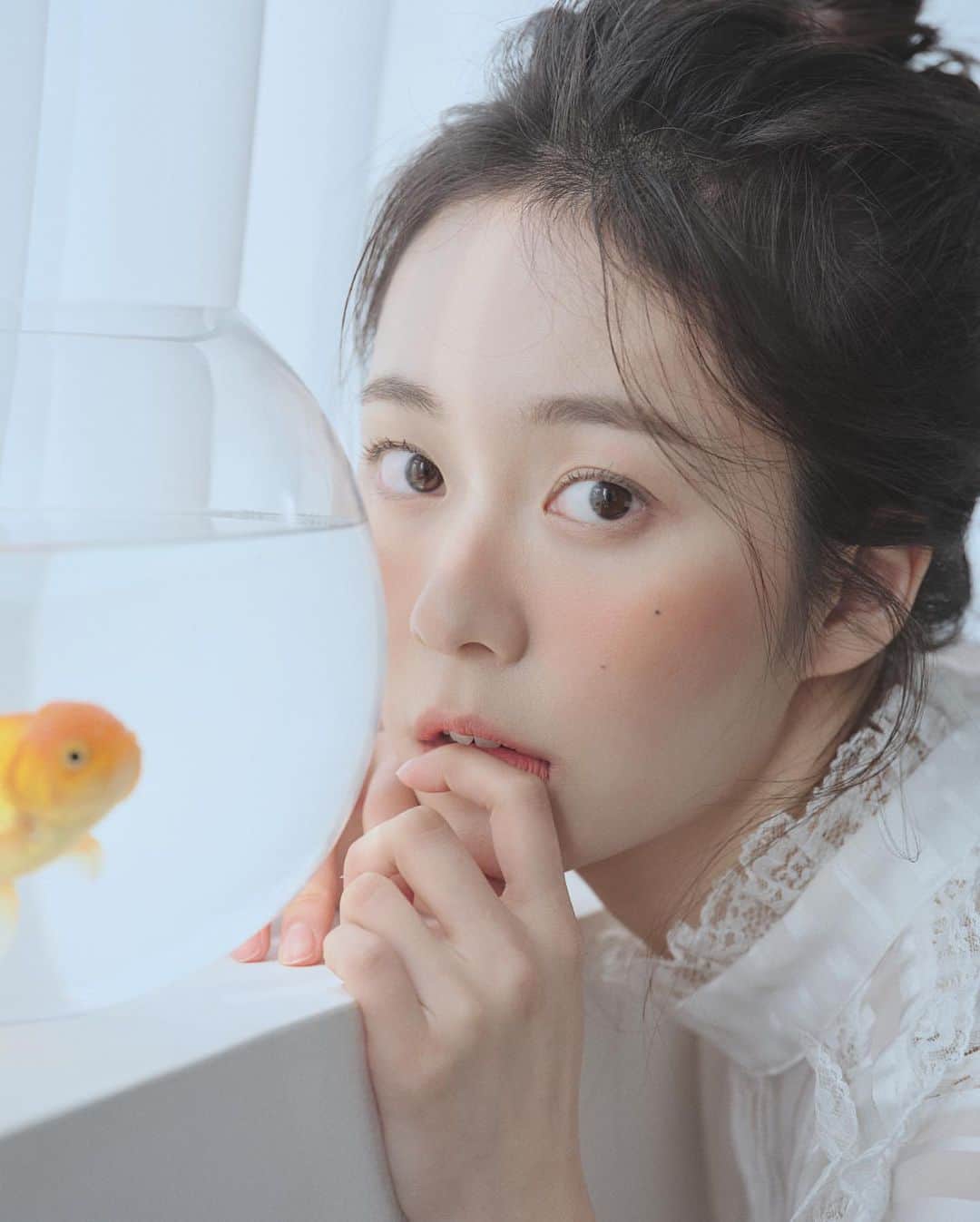 Portrait|Life|Fashion|Faceのインスタグラム：「Did you like this friendship? 👩🏻‍🦳 💛 🐠  Featured artist: @calm__lake   Model @yseul_e   Congratulations!  Follow @portraimood #portraitmood for daily portrait inspiration.」
