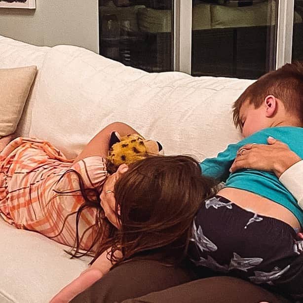 ジャナ・クレイマーのインスタグラム：「Jace’s thing at night after prayers, snuggles and I tuck him in is he gets up and says he wants another hug.  So I walk back upstairs and give him hugs and tuck him back in. And then 5 mins later he wants a hug again. So I give him a hug and tuck him back in. After 5 times (around an hour) I say okay buddy it’s time for bed cause at this point I’m tired and want to settle in for the night too or work or go to sleep. But last night after the 5th time and way past bed time I said , “how about u come snuggle downstairs”. Jolie heard and asked to come down too so it was a snuggle party and moments I’m blessed to have because this time, this life is so precious and it’s not lost on me how blessed I am.」