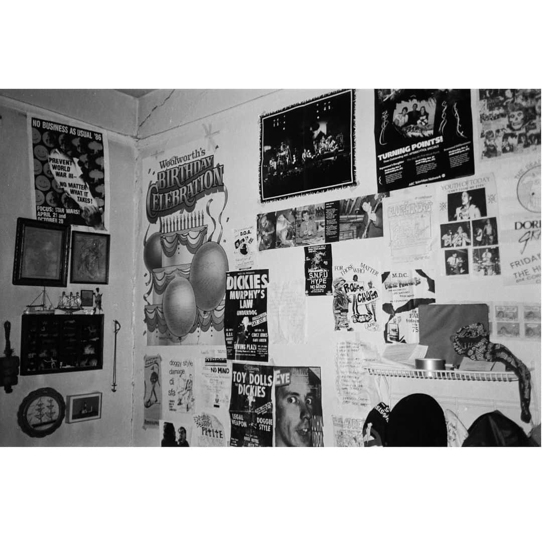 ジョン・ロス・ボウイさんのインスタグラム写真 - (ジョン・ロス・ボウイInstagram)「#tbt a photo of my bedroom in 1987/88. A time capsule. Highlights: the signed poster from when a couple of friends threw me a surprise 16th birthday party at Woolworths (thanks?), 7 inch inserts from Minor Threat and @yotofficial, a set list from a @toastersnyc show at CBs, and posters from 2 of @the_dickies_official shows mentioned in my book. If you’re reading this and you’re a teenager, I strongly recommend you take pictures of your walls. You’ll be grateful.」3月31日 1時28分 - johnrossbowie