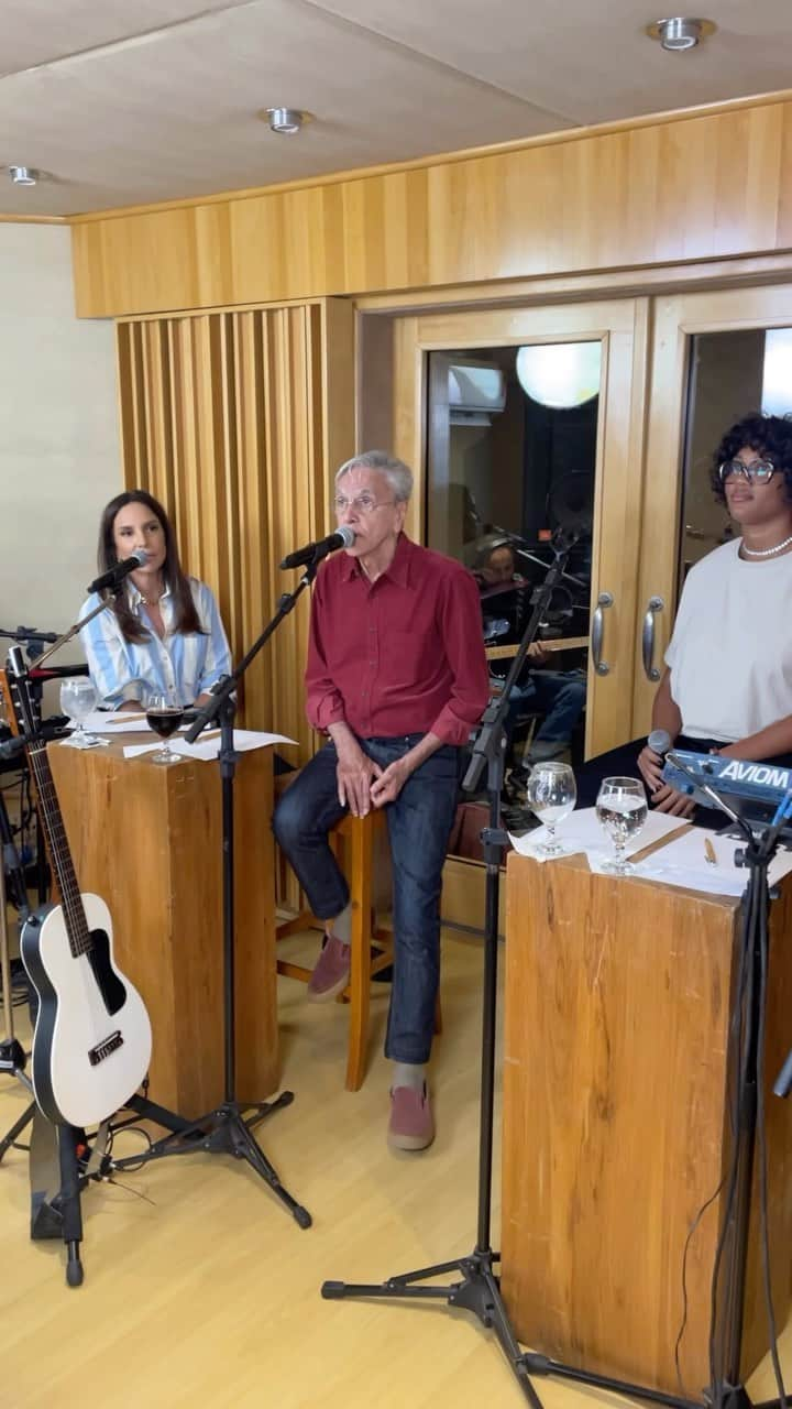 カエターノ・ヴェローゾのインスタグラム：「Eu, @ivetesangalo, @gilbertogil e @luedjiluna já estamos ensaiando para o show de domingo (02/04) comemorando o aniversário de Salvador. Tá ficando lindo! ❤️👈🏼  Lembrando que o show será transmitido ao vivo pelo Multishow e Globoplay, às 20h. Melhores momentos serão exibidos na TV Globo, após o BBB. 🎶  #CaetanoVeloso #GilbertoGil #IveteSangalo #LuedjiLuna #VivaSalvador」