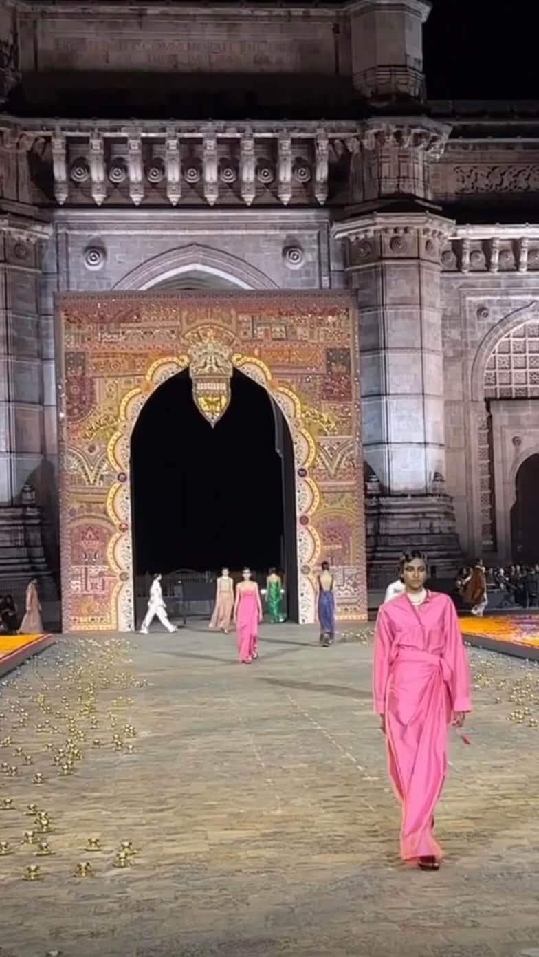 アンナ・デッロ・ルッソのインスタグラム：「Magnificent @dior Pre-Fall 2023 show ⭐️⭐️⭐️ by @mariagraziachiuri 💗💗💗presented in Mumbai under the magistral Gateway of India ✨✨✨ A show that highliged the incredible craftmanship of the country and most notably the impressive work of embroidery of the Chanakya ateliers  @chanakya.in 😍 @voguefrance  #dior #mariagraziachiuri」