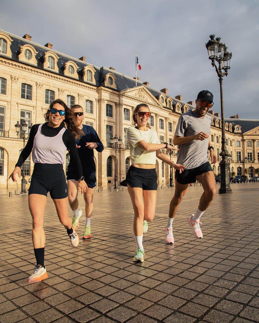 OAKLEYさんのインスタグラム写真 - (OAKLEYInstagram)「Community becomes family, and family beats all the downsides to the sport. @joliefoulee, @powerup, and @zoom.volt.runners, thanks for showing us the authentic side of running. #OakleyRunning」3月31日 1時34分 - oakley