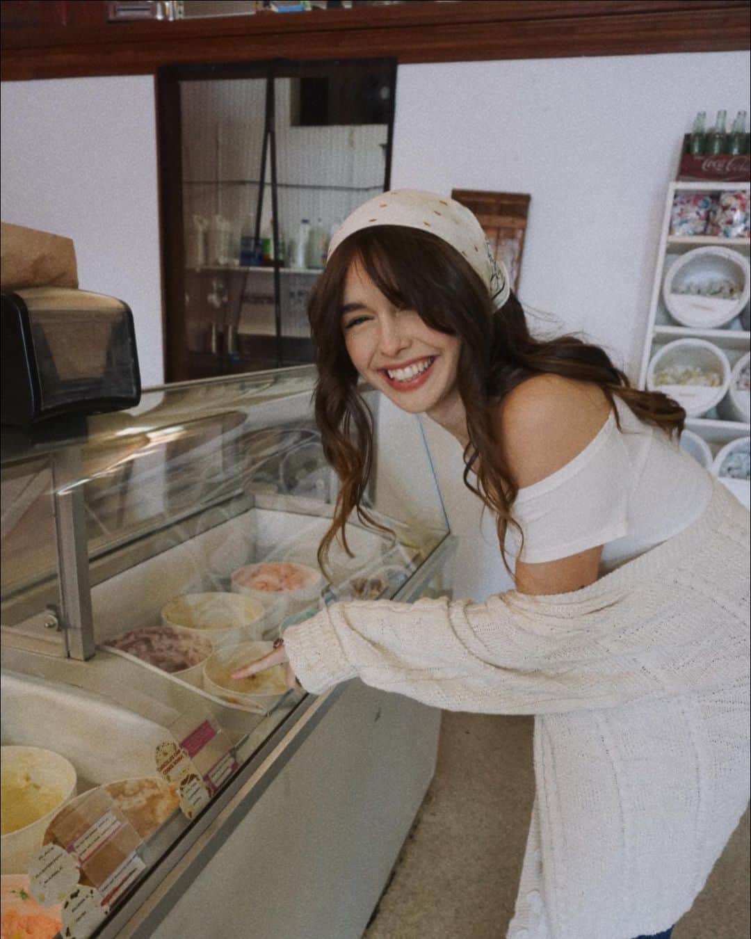 Acacia Brinleyのインスタグラム：「Nothin quite gets me goin like walking down the Main Street of a small lil costal town. 🥲」