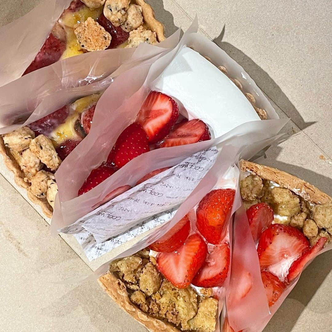 長江愛美さんのインスタグラム写真 - (長江愛美Instagram)「🍓🍰🍓🍰🍓 strawberrymob!! さしいれ❤️わーい❤️  フルーツタルトだいすき🍇🍑🍐🍌🍓🥝🥭  #fruitstart  #strawberrymob」3月31日 1時43分 - manamin.512
