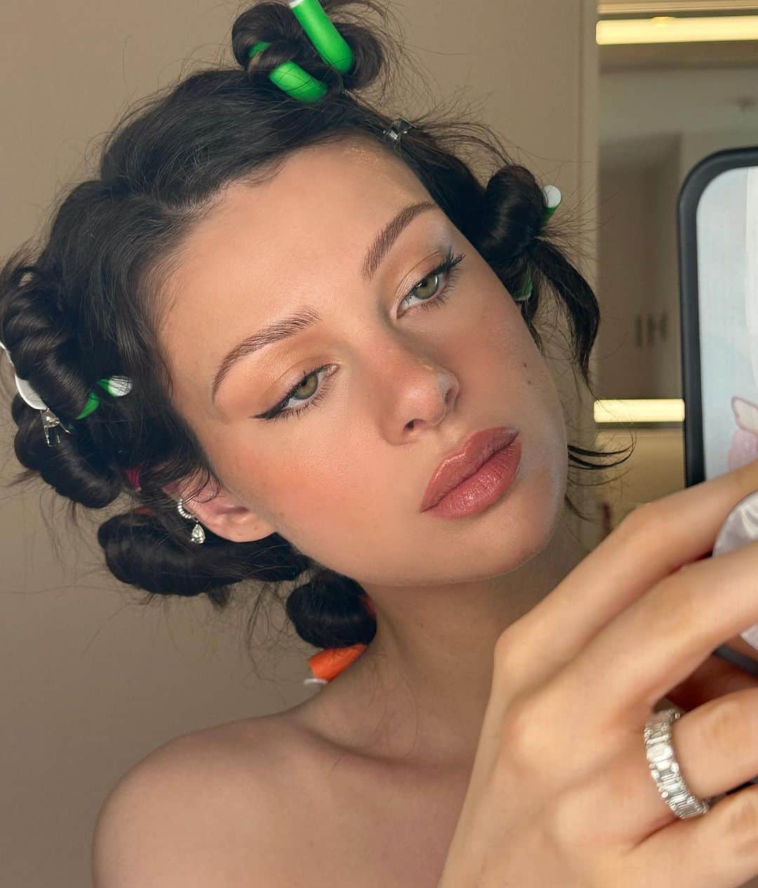ニコラ・ペルツのインスタグラム：「did my own glam 🤓」