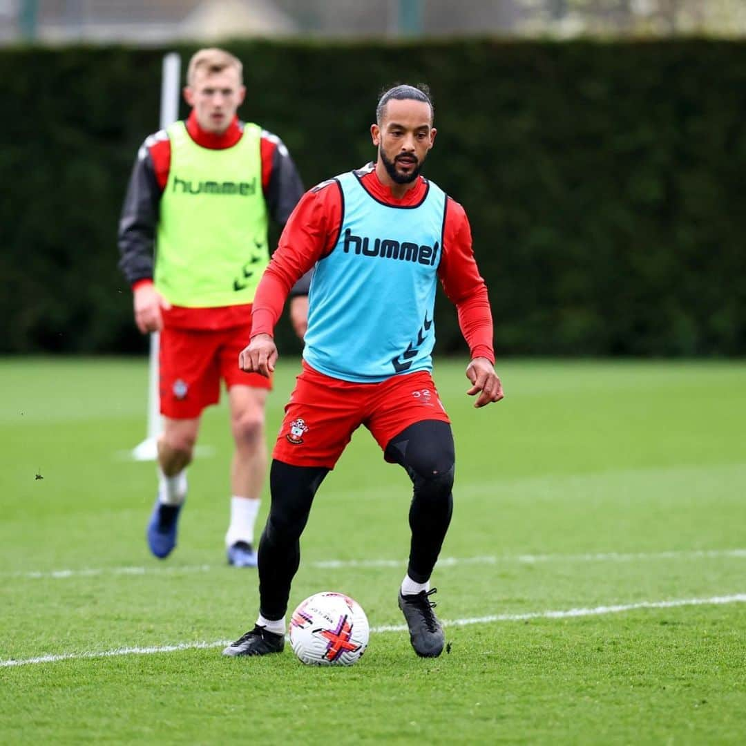 セオ・ウォルコットのインスタグラム：「Back in training. Complete focus on Sunday @southamptonfc」