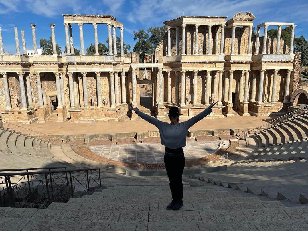 サラ・ウェイン・キャリーズのインスタグラム：「my inner theatre geek lost her squash.  did i gather my kids and whisper the opening monologue from henry IV so they could hear shakespeare in a roman theatre?  yep.  cringe away, these ruins made me want to weep and sing. 🎭  oooh and i learned something - theatres were for plays, amphitheaters were where the gladiators fought.  who knew. . thank you, Merida.  that was everything 🇪🇸」
