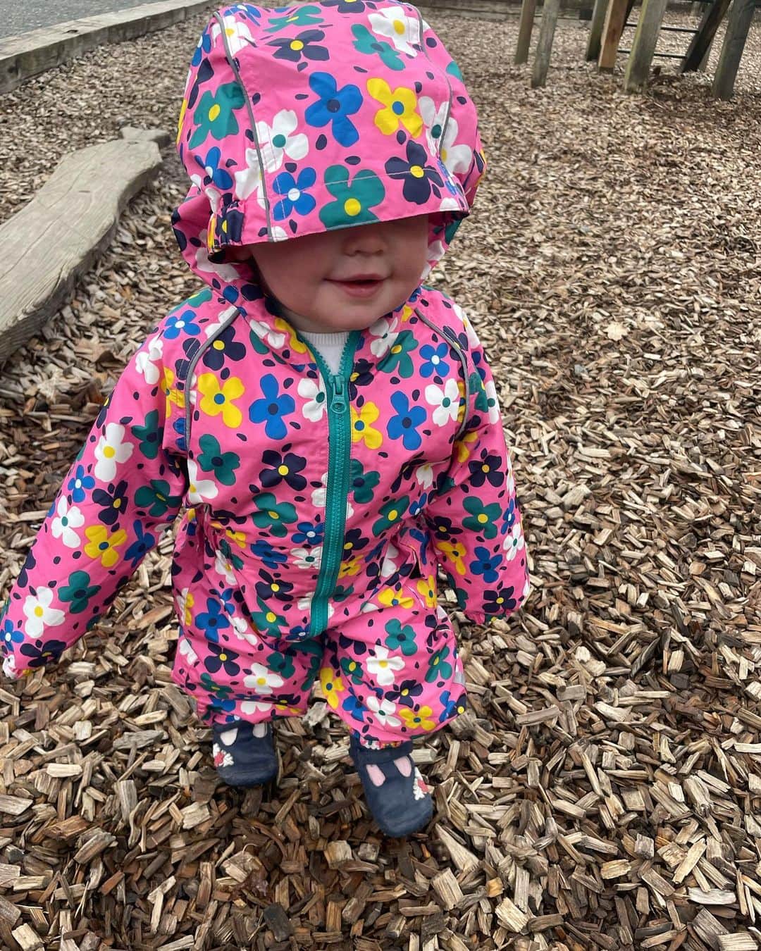 のインスタグラム：「First one you’re desperate to get on their feet …. Third one walking since ten months 🤪😂😂🤪😜 #babygirl #thesearethedays #summeriscoming」