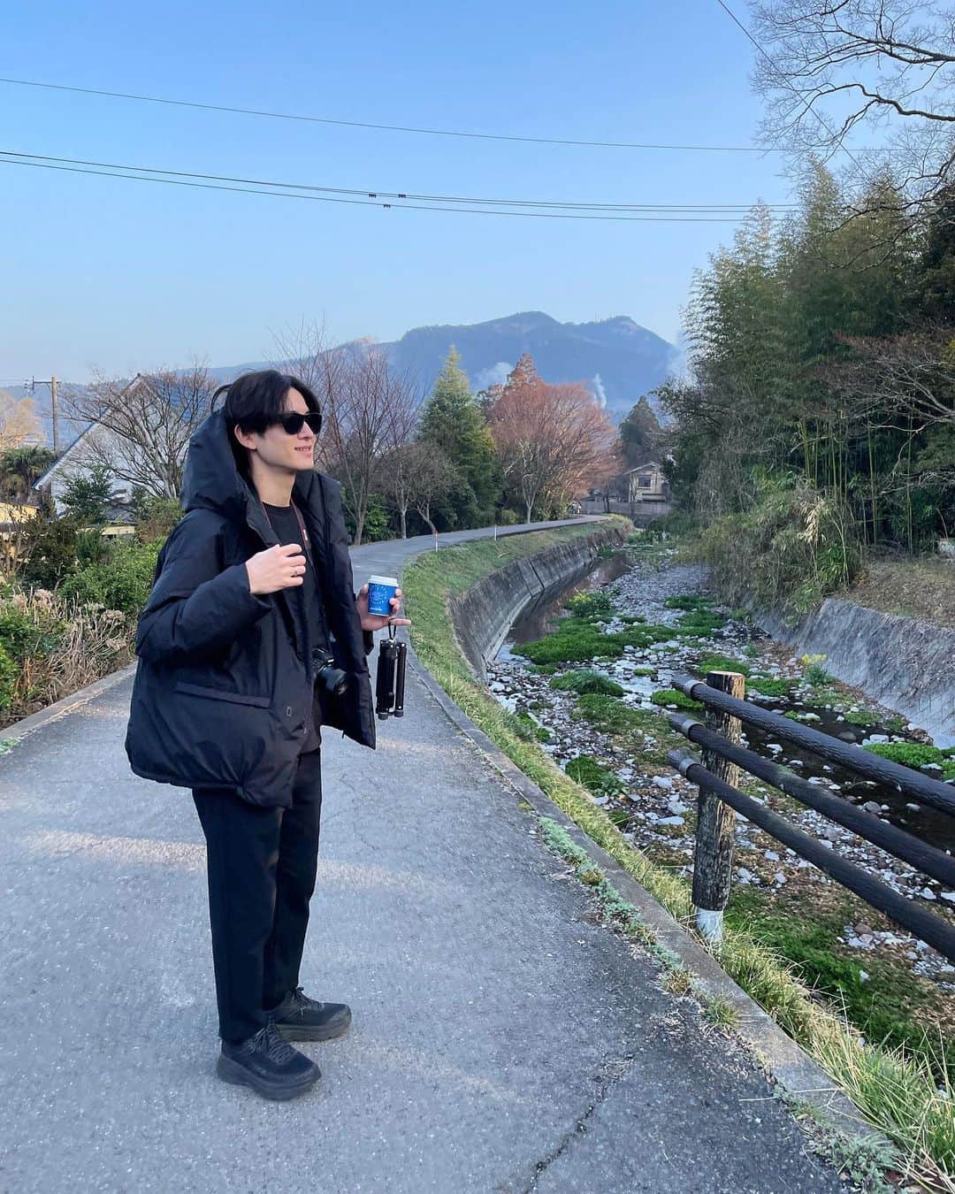 のインスタグラム：「朝の散歩しながらのコーヒーは最高。  #散歩 #コーヒー #コーヒーのある暮らし」