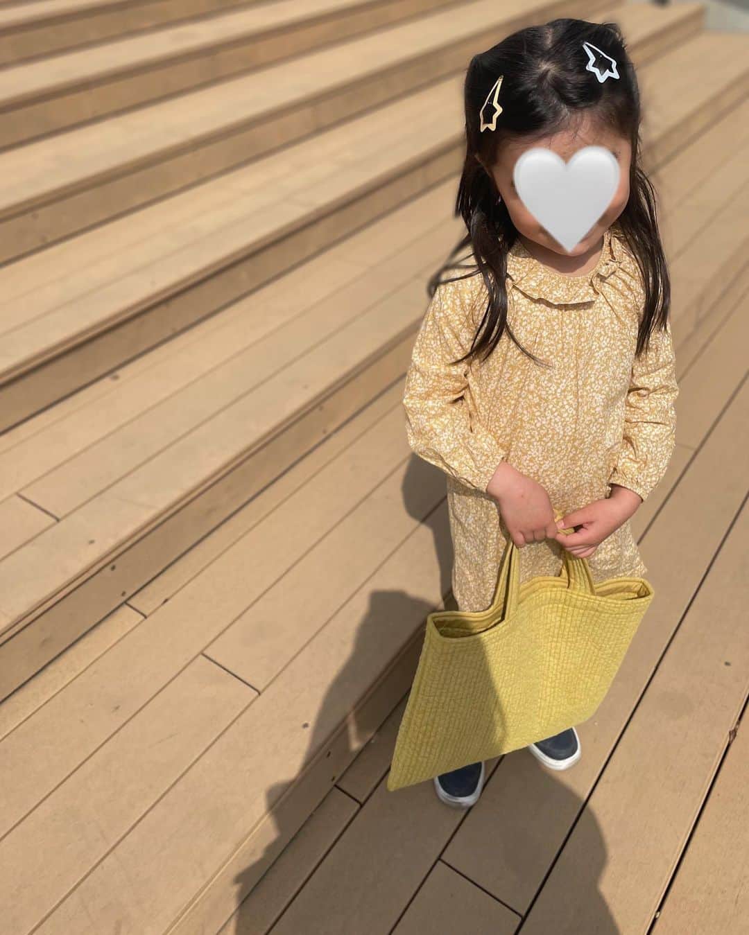 千葉優子さんのインスタグラム写真 - (千葉優子Instagram)「娘ちゃんの習い事バッグを新調🎶  ヌビバッグずっと気になってたのー😻  @conforobe Nubibag【 Jour 】 Mimosa  ＂ヌビ＂って韓国の伝統手工芸なんだって😳✨ 軽くて柔らかくて手触りが最高。 汚れたらさっと洗えるのがまた嬉しい🤍  カラーも可愛いよね🎶 レッスンバッグお探しの方はぜひ。  #conforobe#ヌビバッグ#nubibag#習い事#習い事教室#習い事バッグ#小学生女子#レッスンバッグ#絵本バッグ#新生活#新生活準備#新生活グッズ」3月30日 17時28分 - yuko_chiba1018