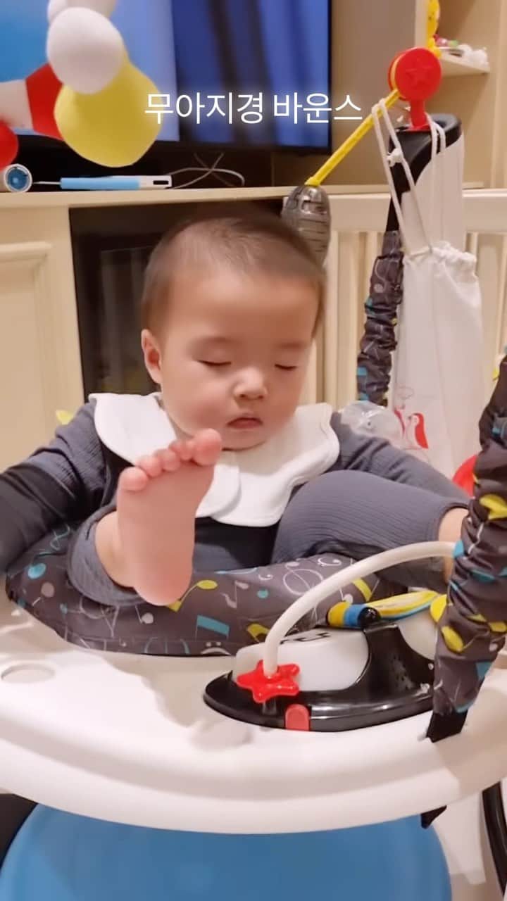 のインスタグラム：「리듬에 취해 잠에취해...  #baby」
