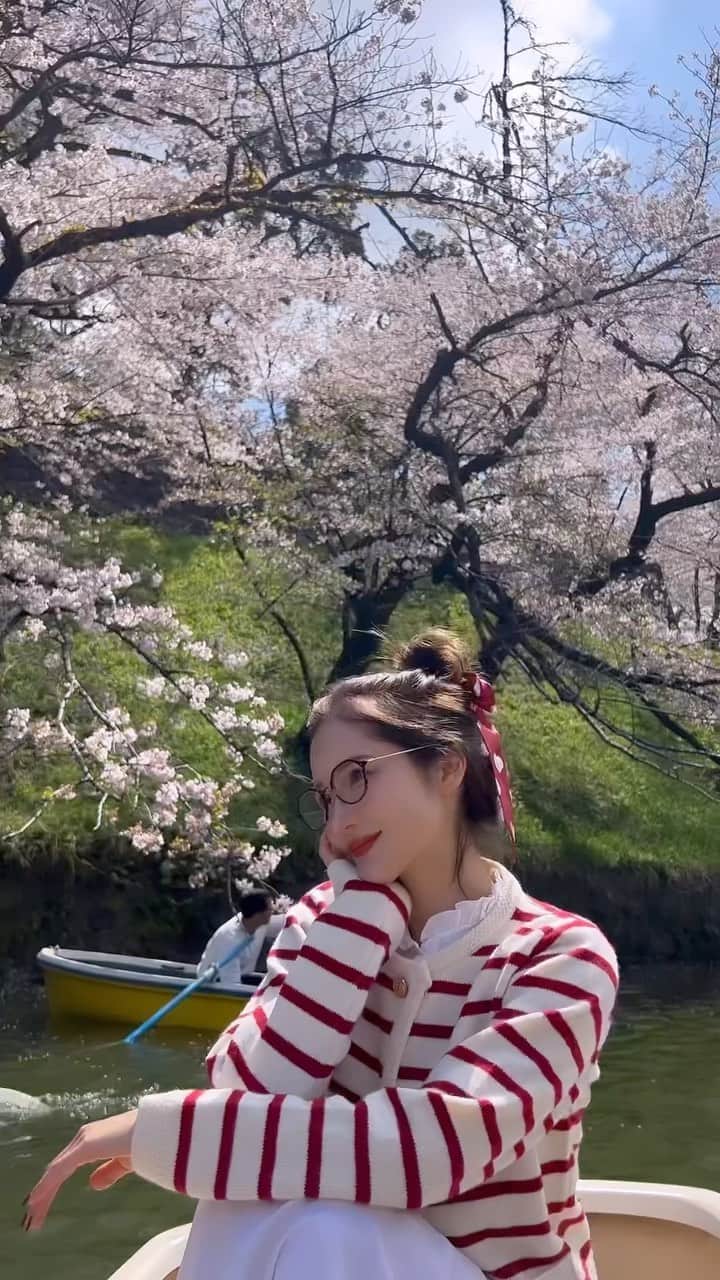 fukishaljのインスタグラム：「Sakura boat 🚤🌸  毎年恒例の桜ボート🚣‍♀️ 今年は外国の方がたくさんいたよ🌸✨  何年もきてるけど、初めてカモ🦆ちゃんみた！ 1匹でまだ小さかったな、家族のもとに無事帰れてるといいな🫶🏻  桜ボートに乗る時は桜に触れないように 気をつけて漕いだり写真を撮ったり、 みんなが無茶はしないでマナーを守って これからも毎年綺麗な桜をみれますように😊」