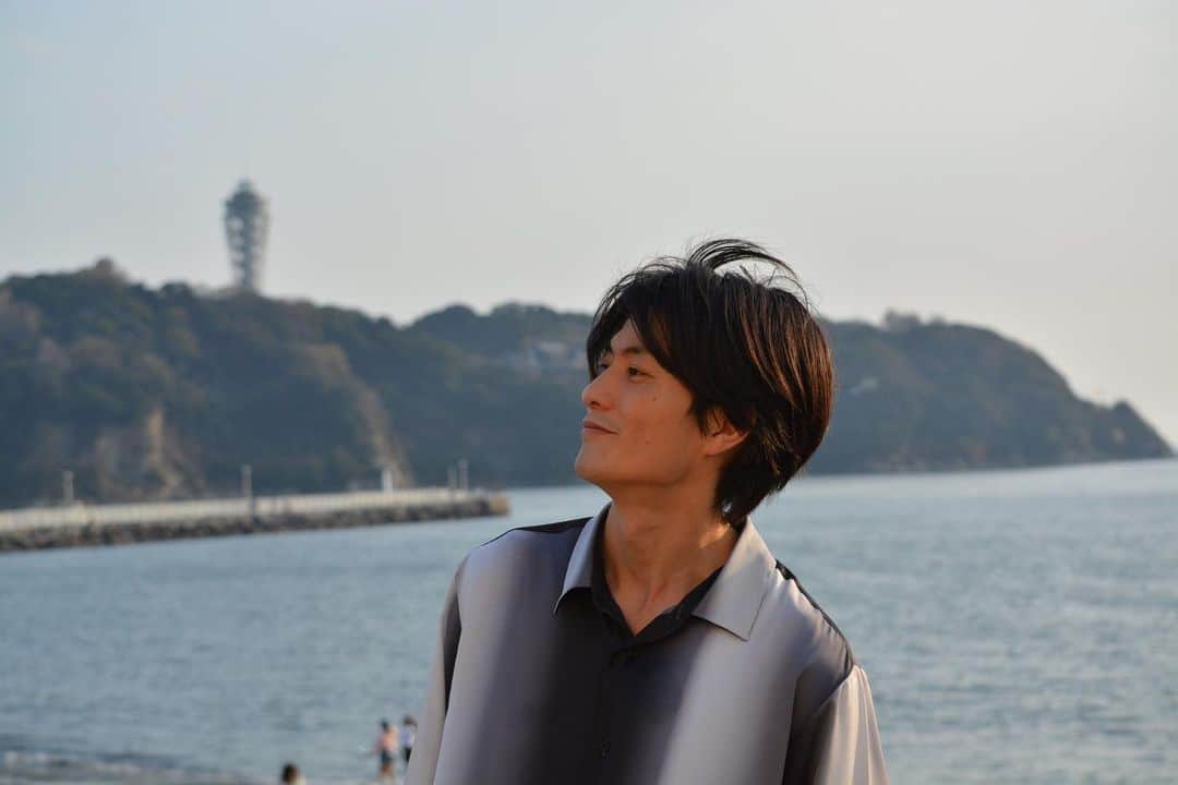 庄野崎謙さんのインスタグラム写真 - (庄野崎謙Instagram)「今日は左の横顔。 海の側にいると心が穏やかになります。自然を感じるのは大切だね🏝  海辺でキャンプは未経験ですが、楽しそう🏕🐬  暖かくなってきて、今年もキャンプシーズンが到来⛺️今年はどこに行こうかな。🧐⛰🌊 オススメあれば教えてください✌︎😉  #連続投稿  #明日は右の横顔  #俳優 #庄野崎謙  #キャンプ #ファミリーキャンプ  #ファミキャン #アウトドア #camp #camping #outdoor」3月30日 17時41分 - shonozaki_ken