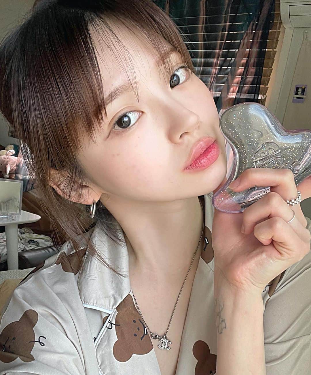 Yoonbitnaのインスタグラム：「#협찬 몸이 안좋으면 얼굴이 바로 부어서 항상 스트레스 받는데유우.. 약도 먹고 주사 맞아봐도 다 그때 뿐🤷🏻‍♀️? 그냥 일어나서 내 손으로 무조건 이거 해줌.. 그래서 촬영이나 여행 갈 때 무조건 챙기는 필수템이 돼버렸어요🥹🤞🏻  협찬이지만, 진짜 이거는 레어템💛 저 진짜 필요한 거 아니면 협찬 안 받고 안 올림요! @flome.official  _제가 입은 잠옷은 쿠쿠시스요 프로필 링크^^」