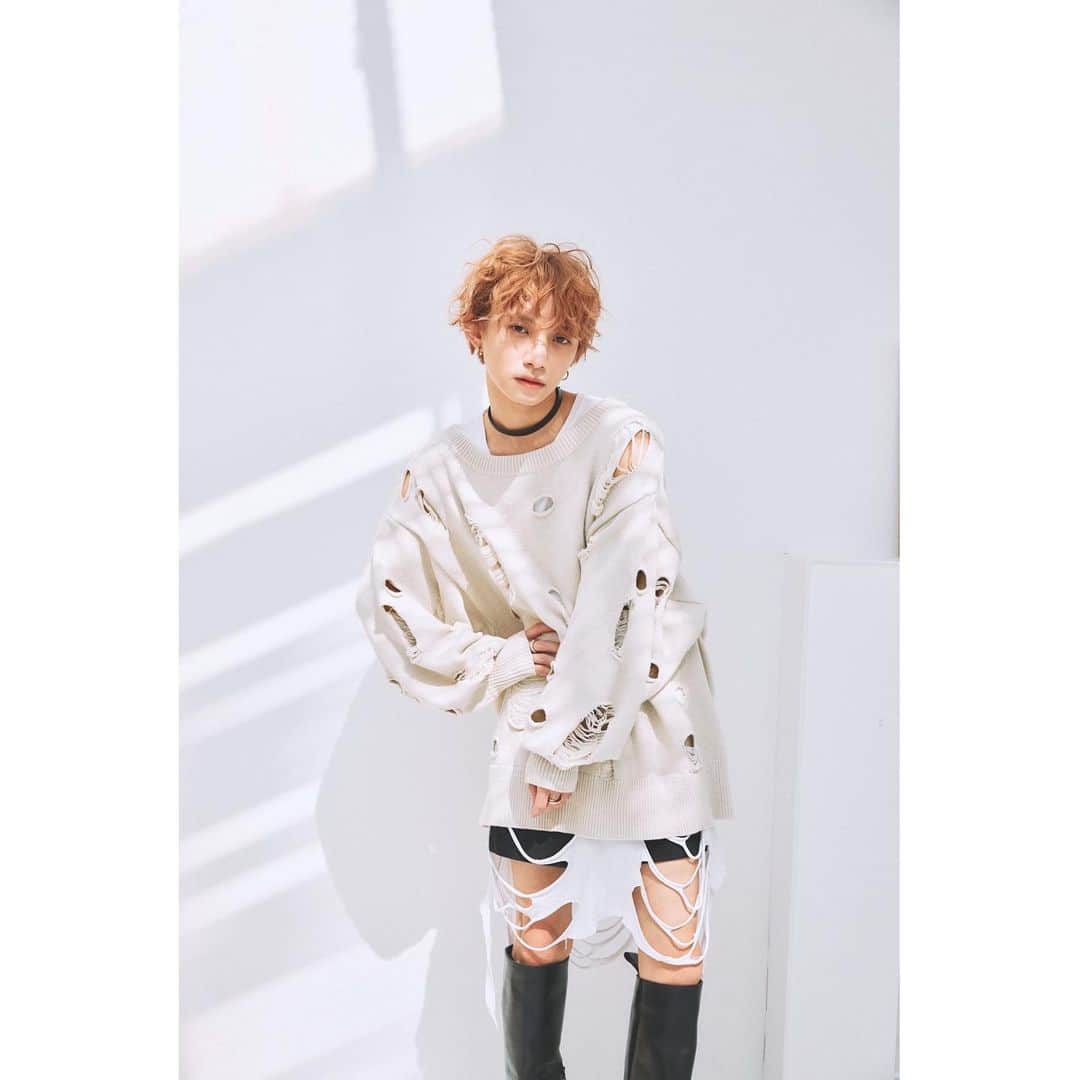 とまんのインスタグラム：「TOMAN COLLECTION 23 👖  ・ﾀﾞﾒｰｼﾞﾆｯﾄ  color : ⚪️ｸﾞﾚｰｼﾞｭ / 🔵ﾌﾞﾙｰ size : FREE  ¥ 7,000 +tax  -  4/8(土) 14:00-16:00 限定 新宿ルミネエスト 店頭販売会 ∟ とまんが接客いたします  4/9(日)〜 ZOZOTOWNにて販売開始予定」