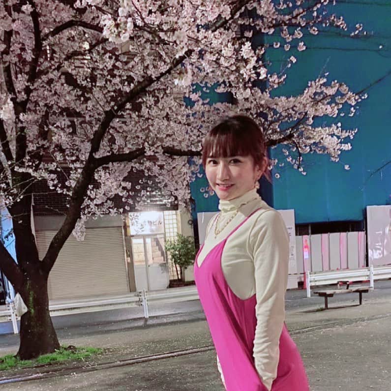 清水楓のインスタグラム：「ヤバ公園の桜です  みんなお花見できたかな？？  #sakura #🌸 #夜桜」